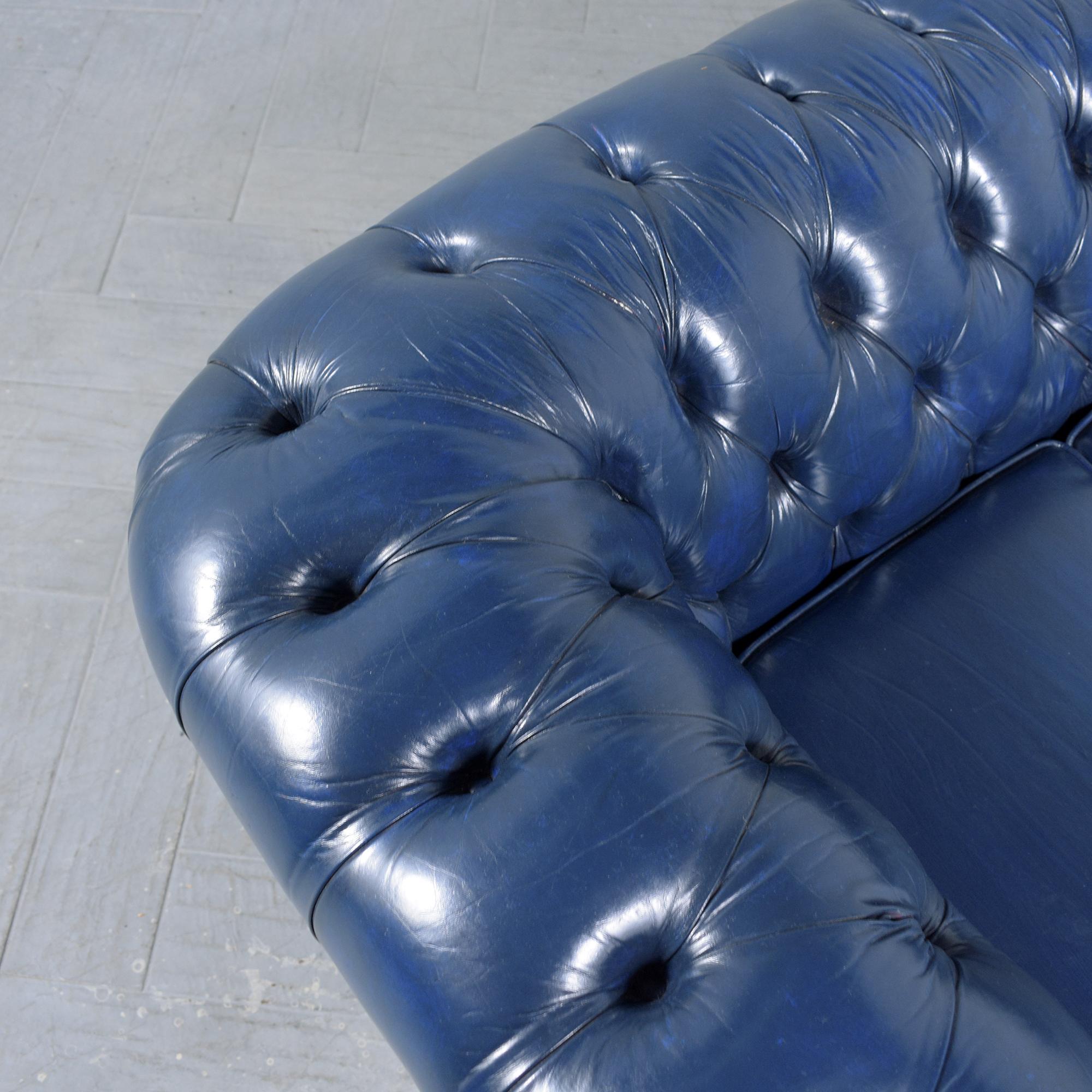 Restauriertes Chesterfield-Sofa im Vintage-Stil aus marineblauem Leder im Used-Look im Angebot 1