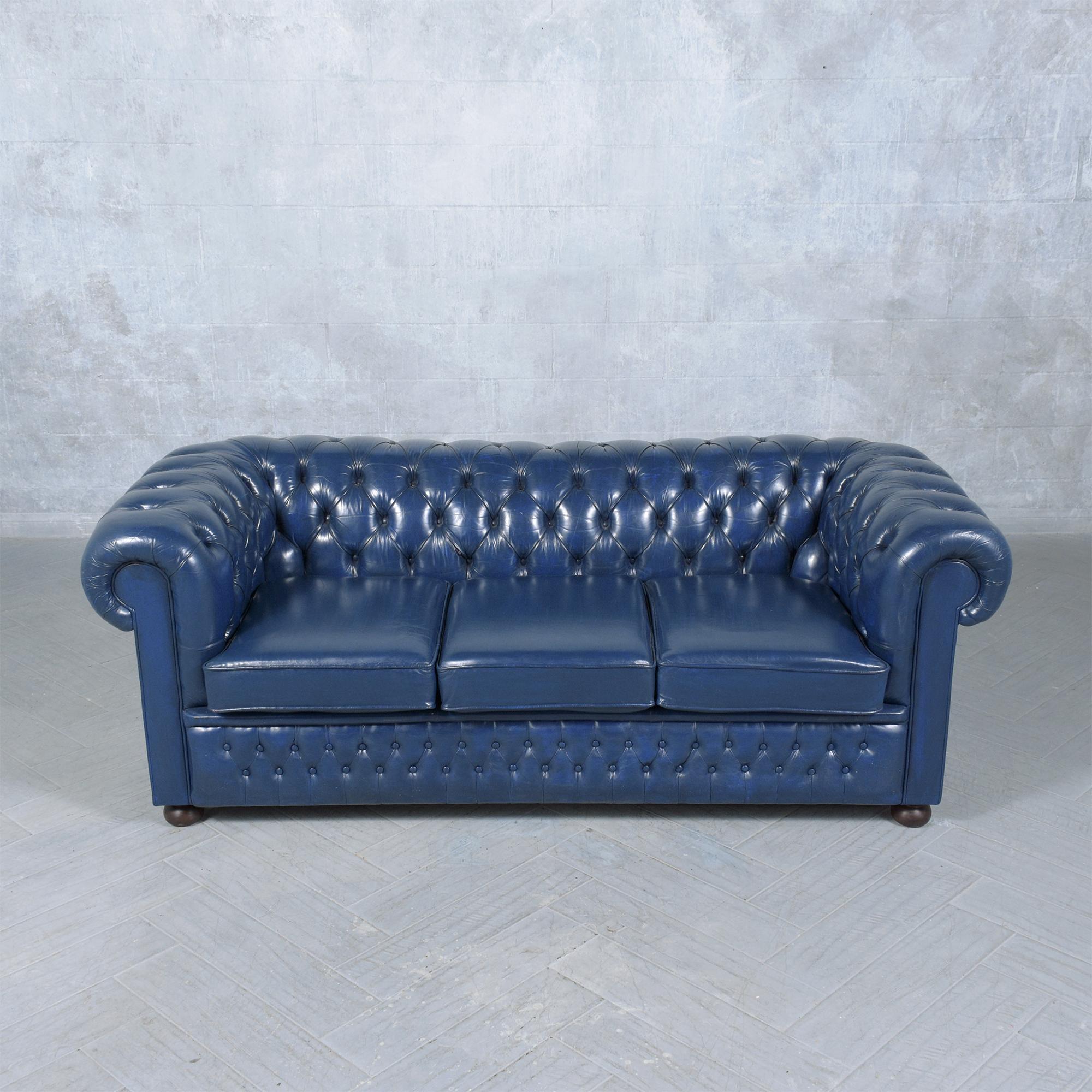 Restauriertes Chesterfield-Sofa im Vintage-Stil aus marineblauem Leder im Used-Look (Gefärbt) im Angebot