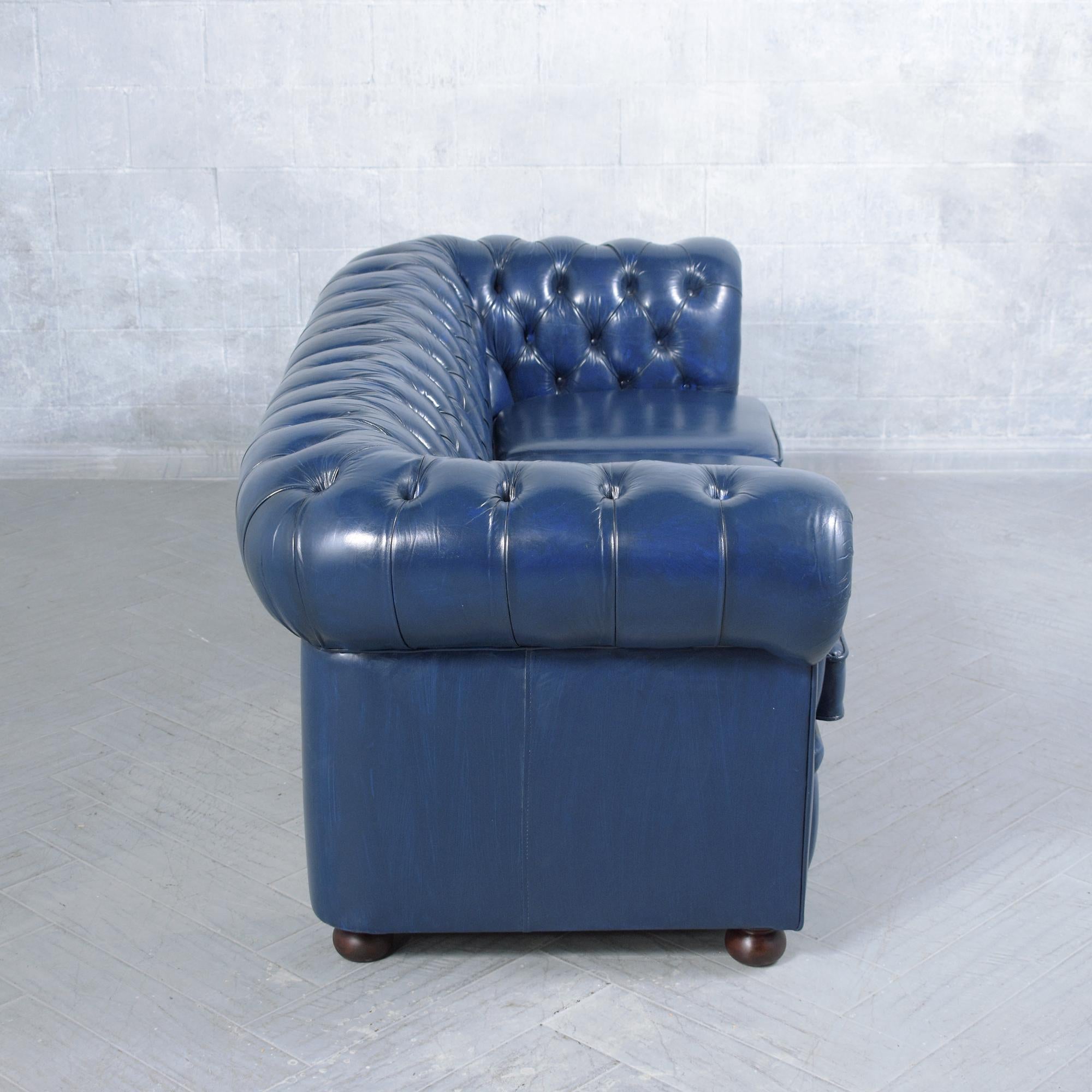 Restauriertes Chesterfield-Sofa im Vintage-Stil aus marineblauem Leder im Used-Look im Angebot 4