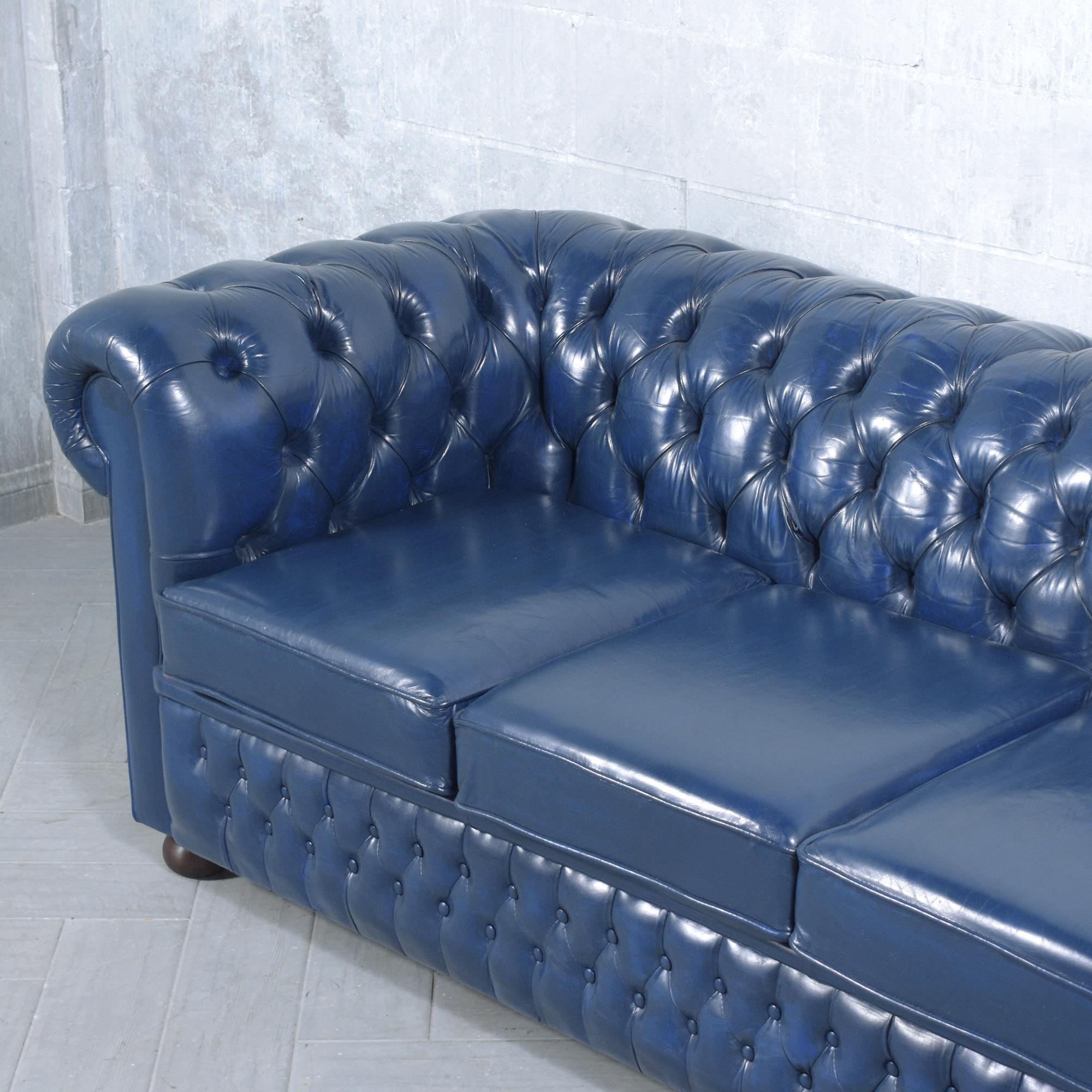 Restauriertes Chesterfield-Sofa im Vintage-Stil aus marineblauem Leder im Used-Look (Mitte des 20. Jahrhunderts) im Angebot