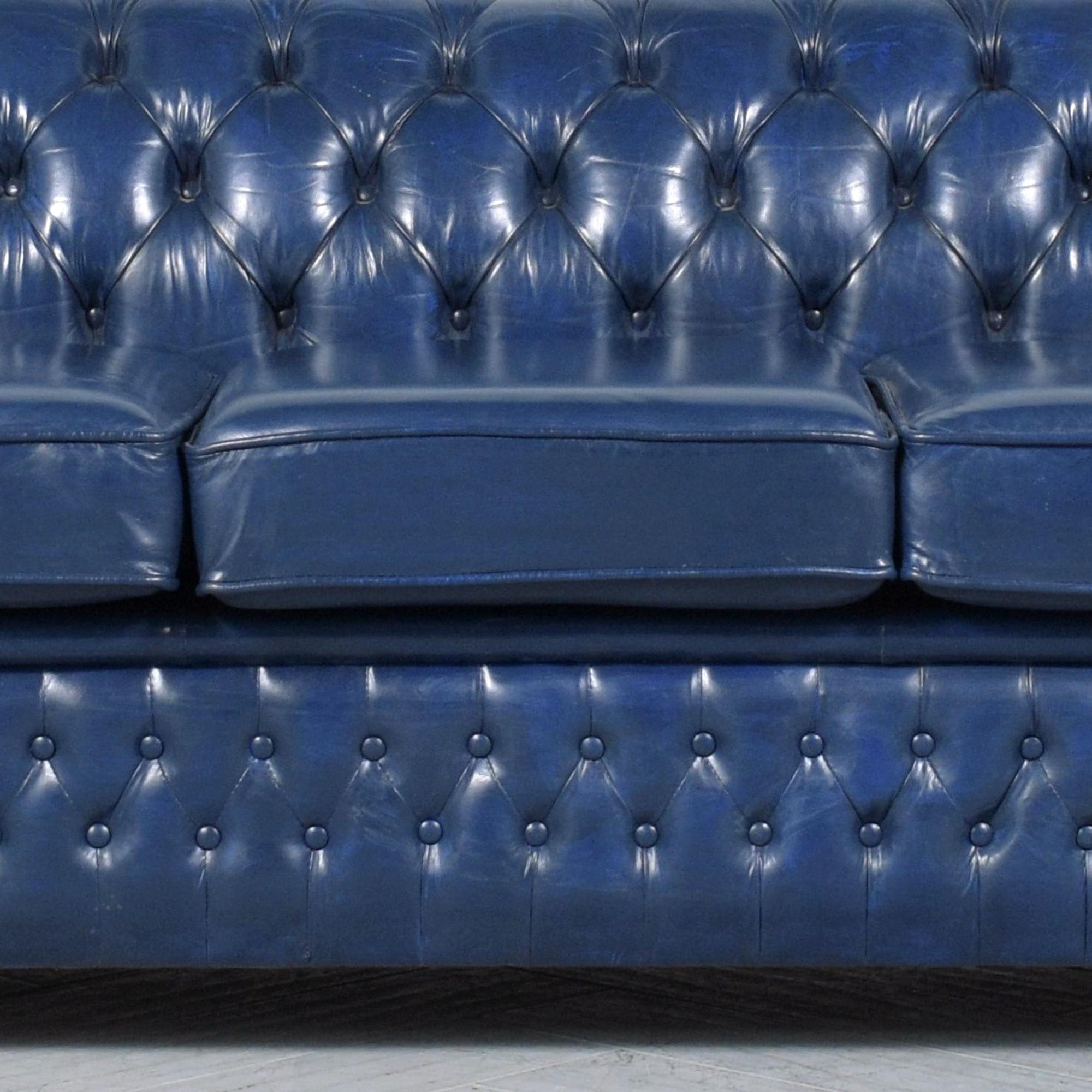 Restauriertes Chesterfield-Sofa im Vintage-Stil aus marineblauem Leder im Used-Look (Englisch) im Angebot
