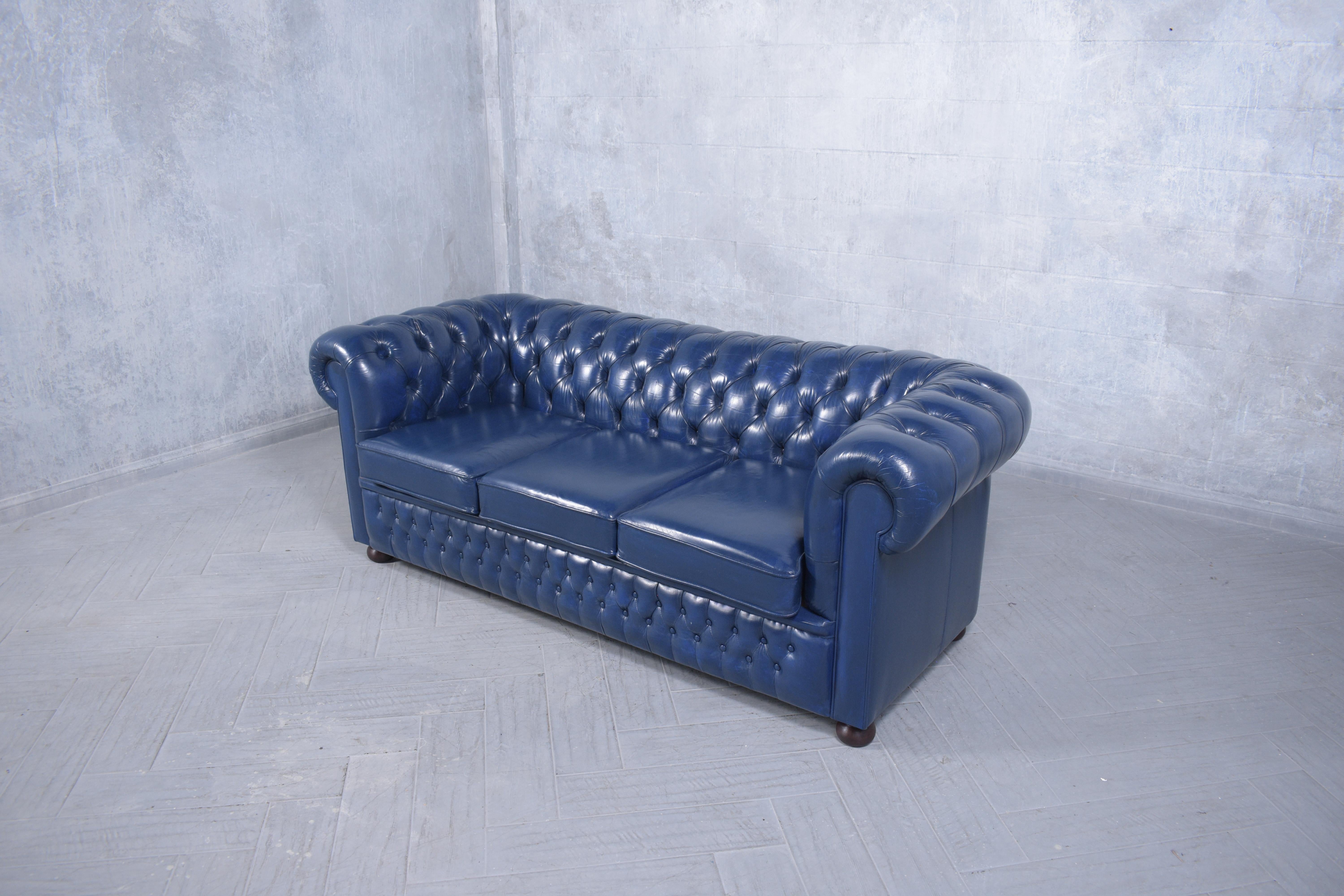 Restauriertes Chesterfield-Sofa im Vintage-Stil aus marineblauem Leder im Used-Look im Zustand „Gut“ im Angebot in Los Angeles, CA