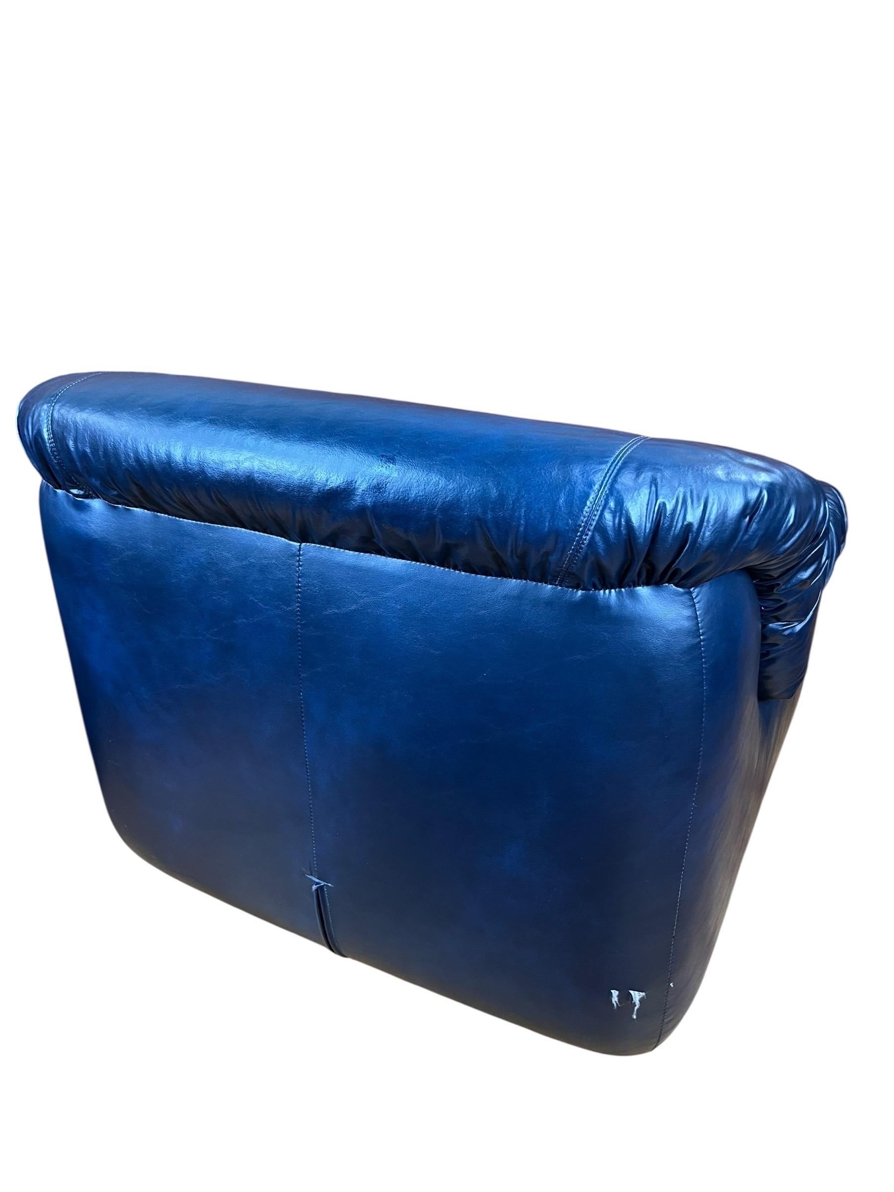 Vintage Marineblau Pod Stil Swivel Lounge Stühle und Ottomanen - 4 Stück im Angebot 2