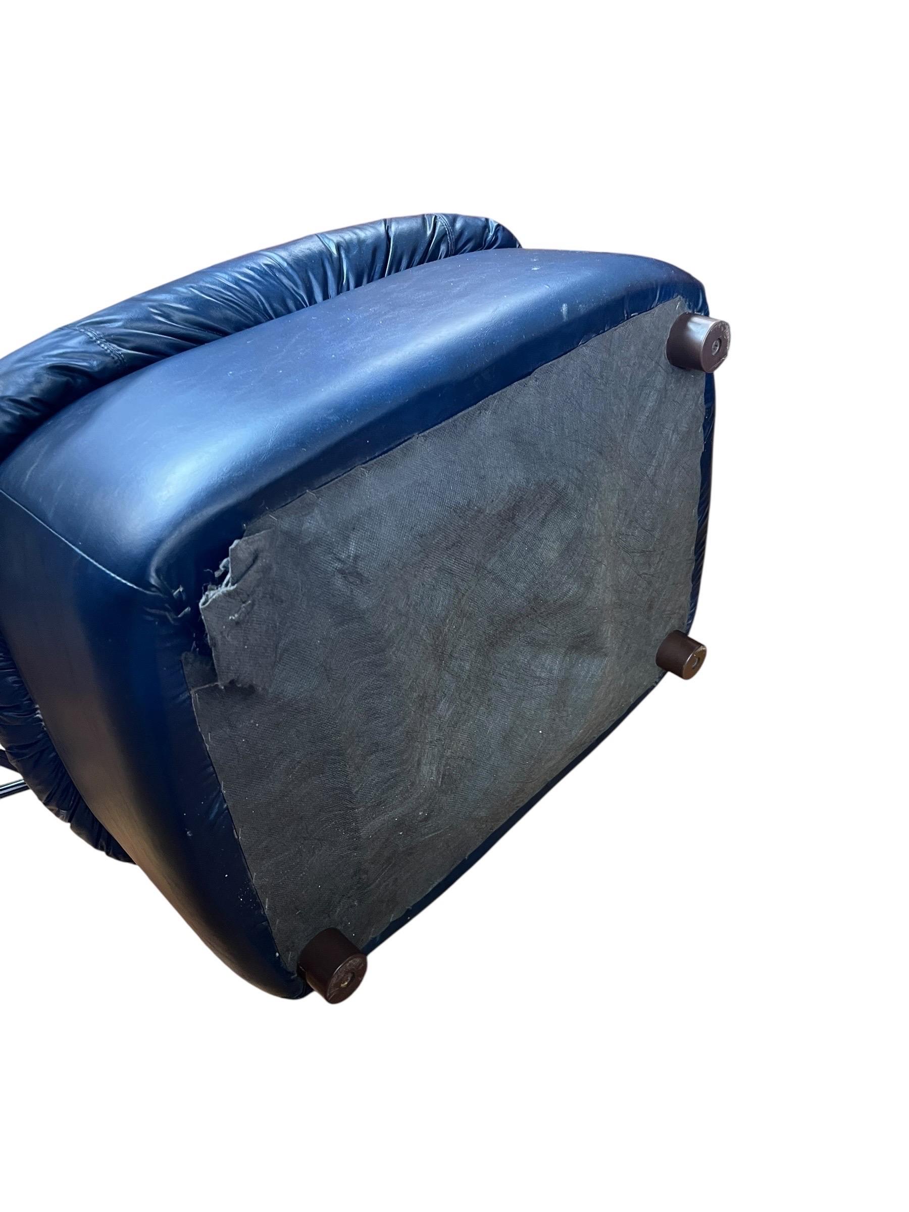 Vintage Marineblau Pod Stil Swivel Lounge Stühle und Ottomanen - 4 Stück im Angebot 3