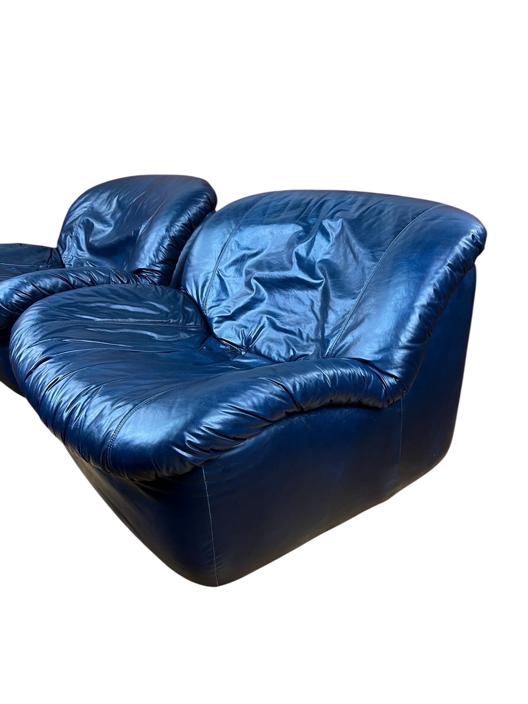 Sehr schönes Set von Sesseln und Hocker, die Stühle beide drehbar und sind sehr bequem.