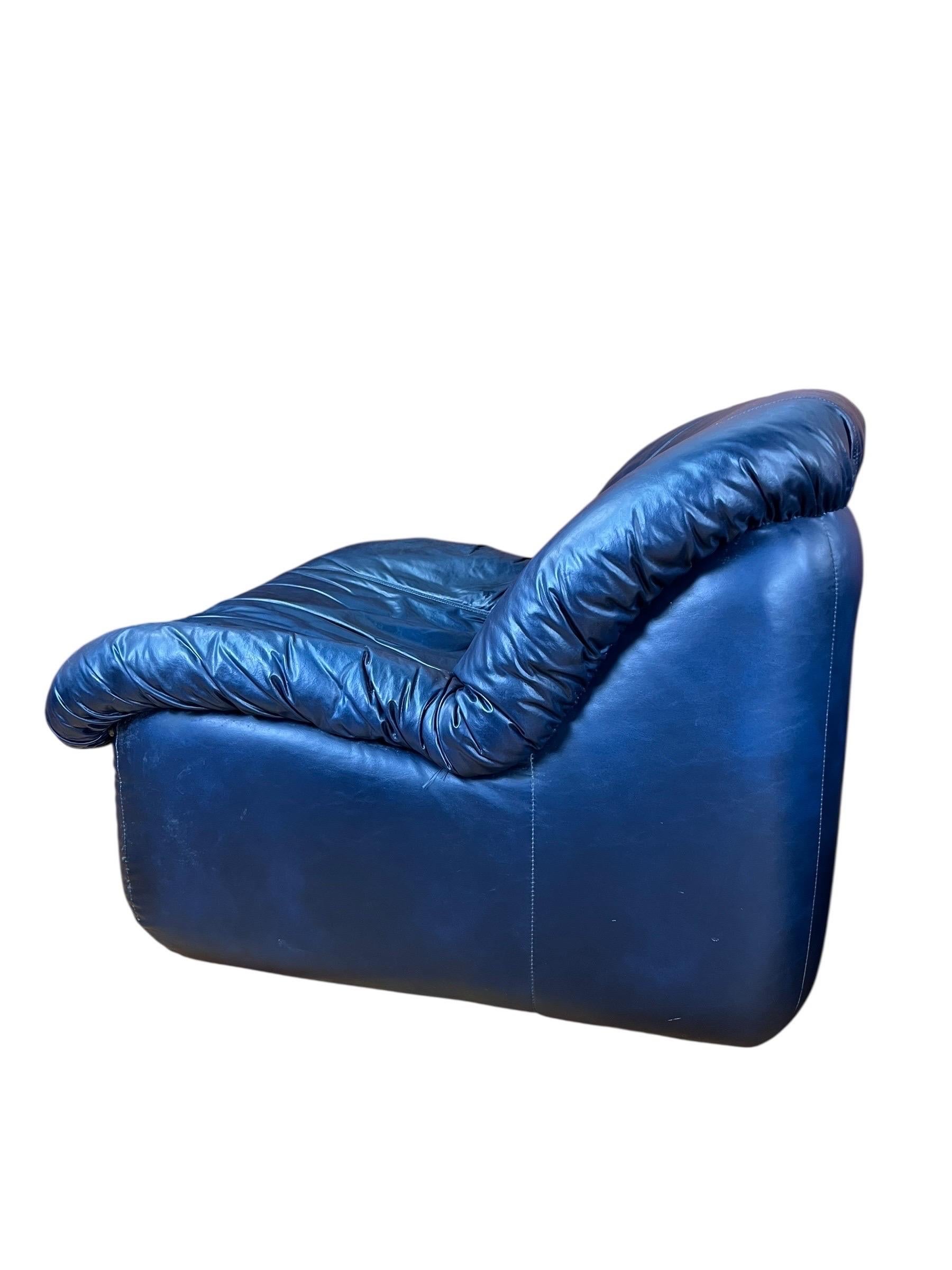 Vintage Marineblau Pod Stil Swivel Lounge Stühle und Ottomanen - 4 Stück (Moderne der Mitte des Jahrhunderts) im Angebot