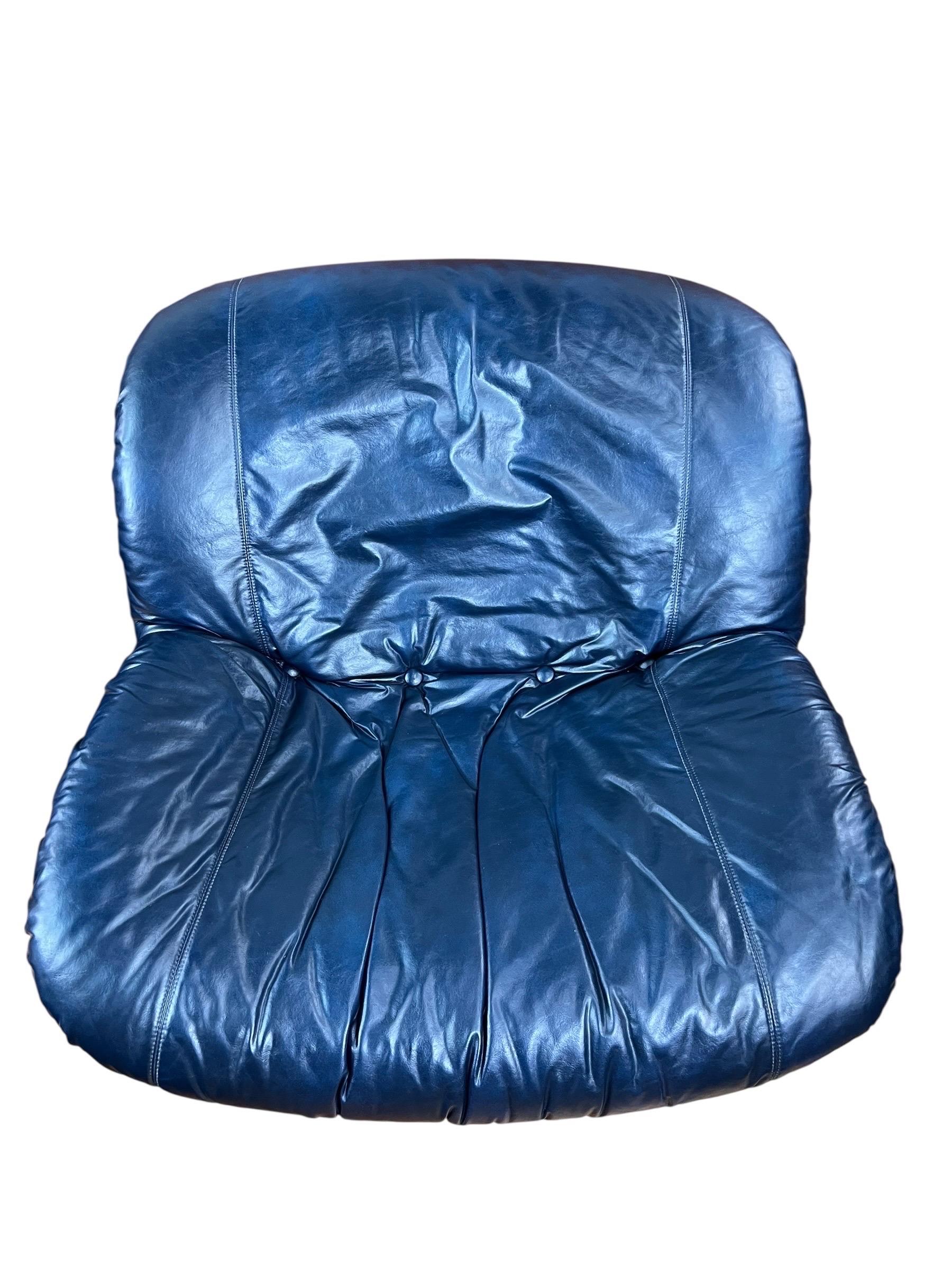 Vintage Marineblau Pod Stil Swivel Lounge Stühle und Ottomanen - 4 Stück (Unbekannt) im Angebot