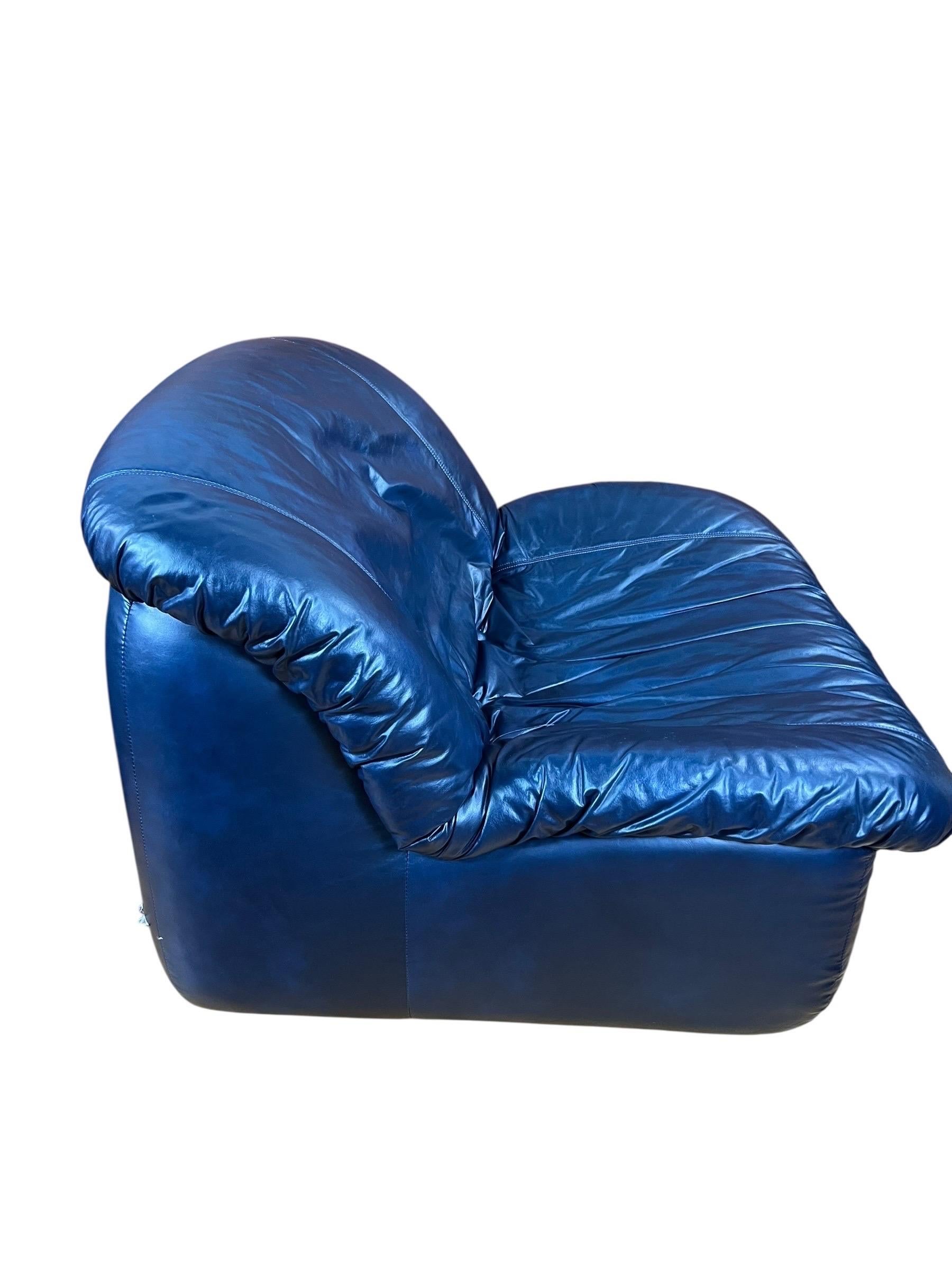 Vintage Marineblau Pod Stil Swivel Lounge Stühle und Ottomanen - 4 Stück im Zustand „Gut“ im Angebot in Esperance, NY