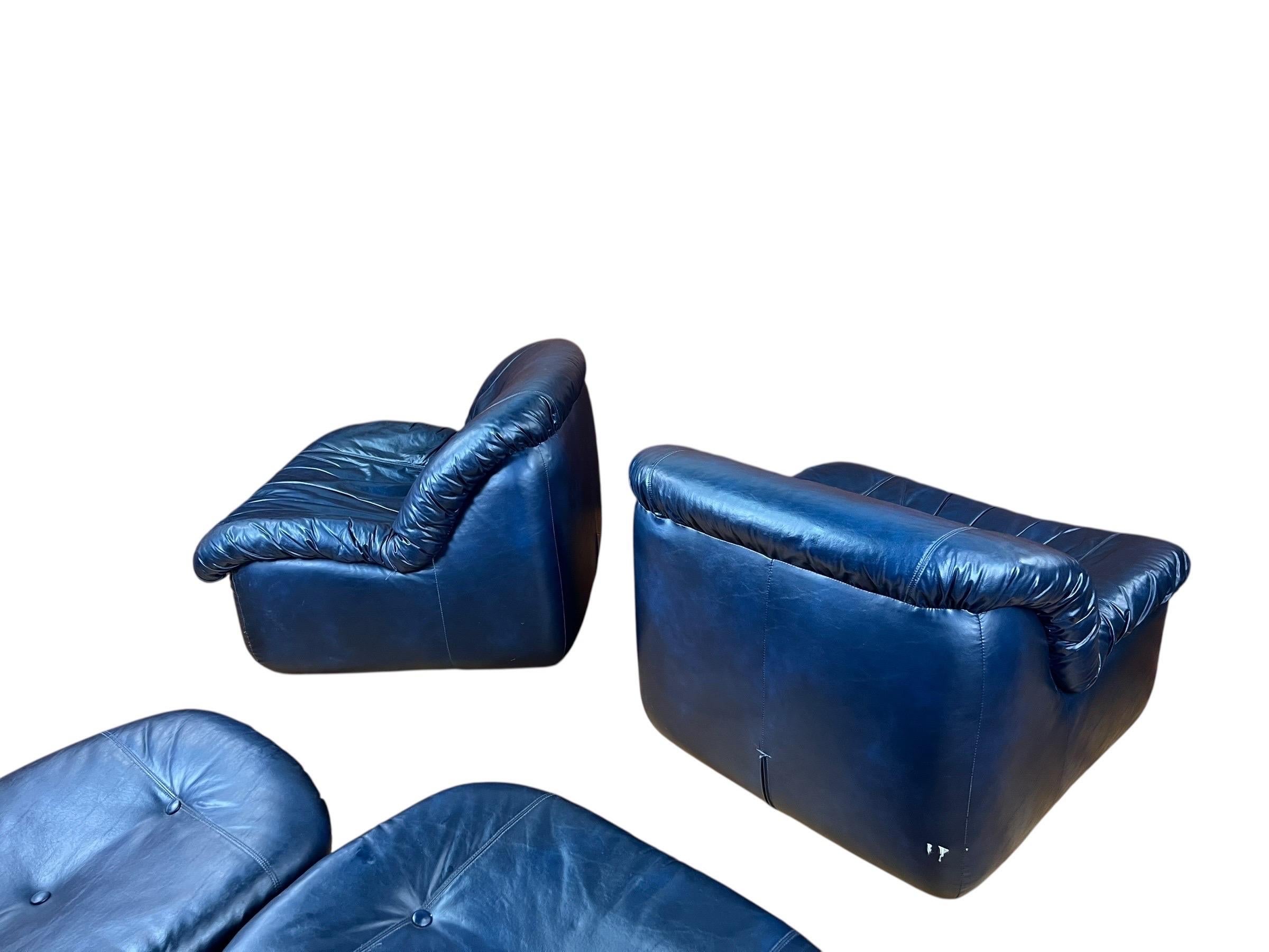 Vintage Marineblau Pod Stil Swivel Lounge Stühle und Ottomanen - 4 Stück (Ende des 20. Jahrhunderts) im Angebot