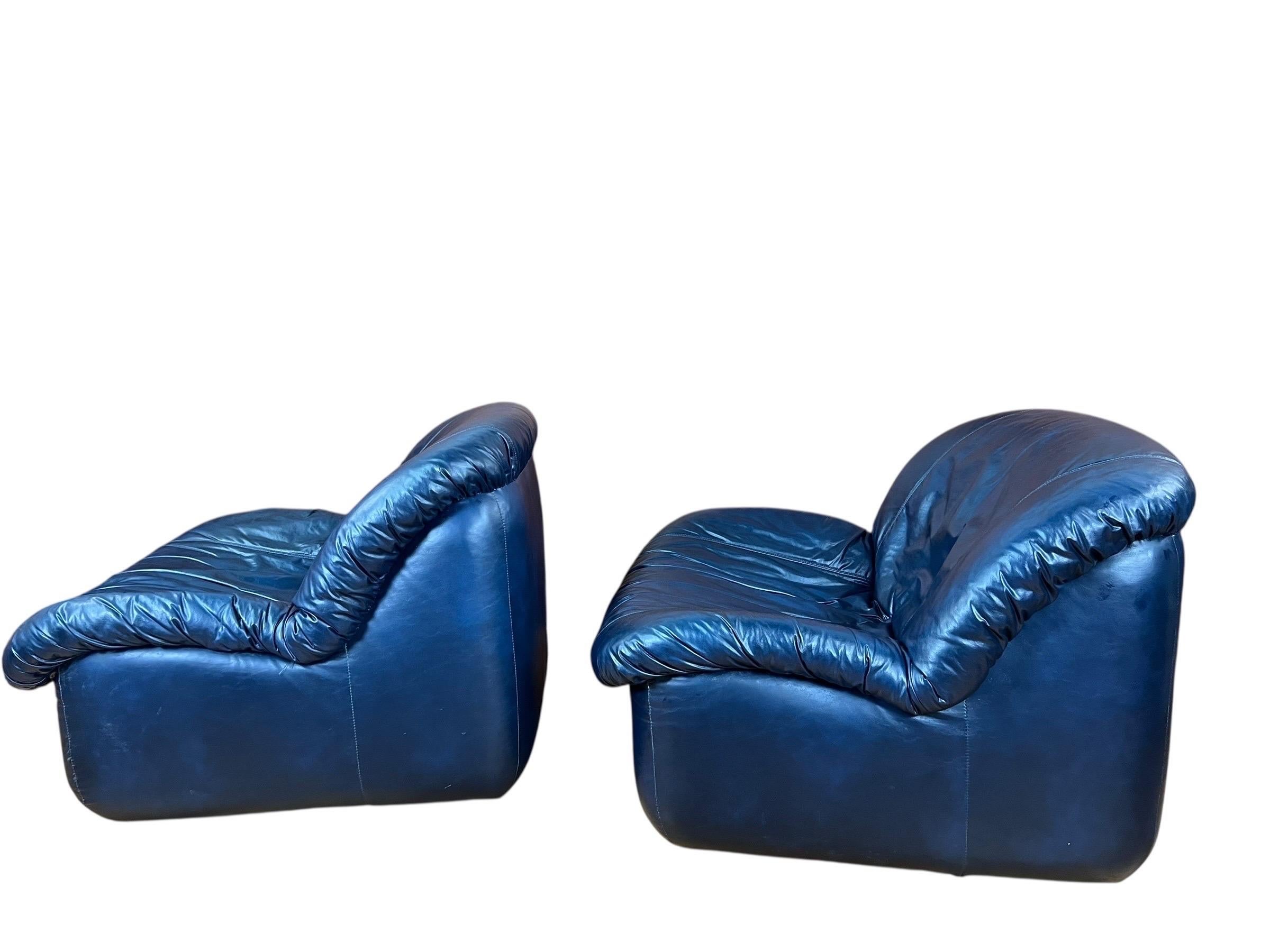 Vintage Marineblau Pod Stil Swivel Lounge Stühle und Ottomanen - 4 Stück (Sonstiges) im Angebot