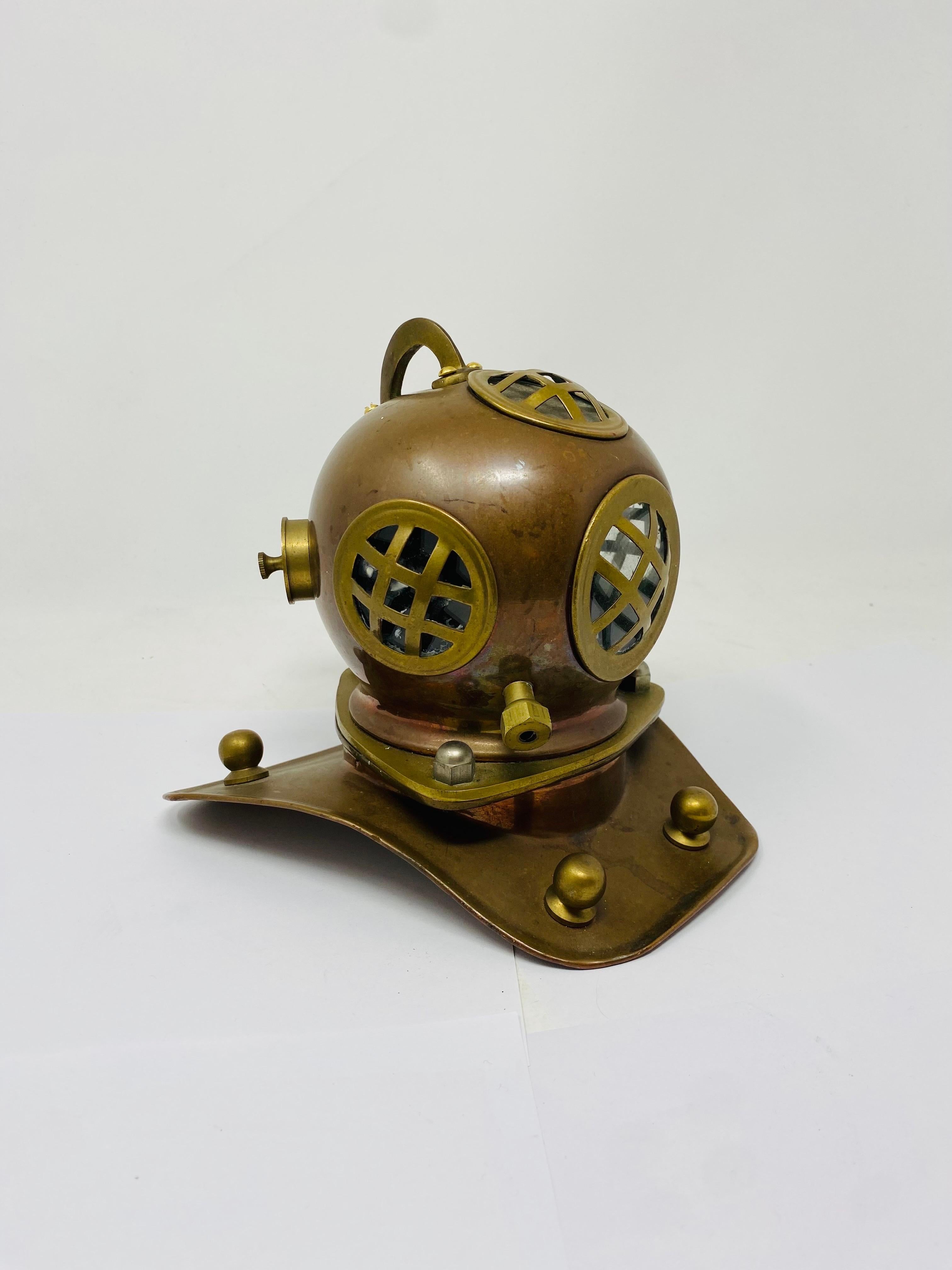 Figura Escultórica Casco de Buceo de la Marina Vintage Moderno de mediados de siglo en venta