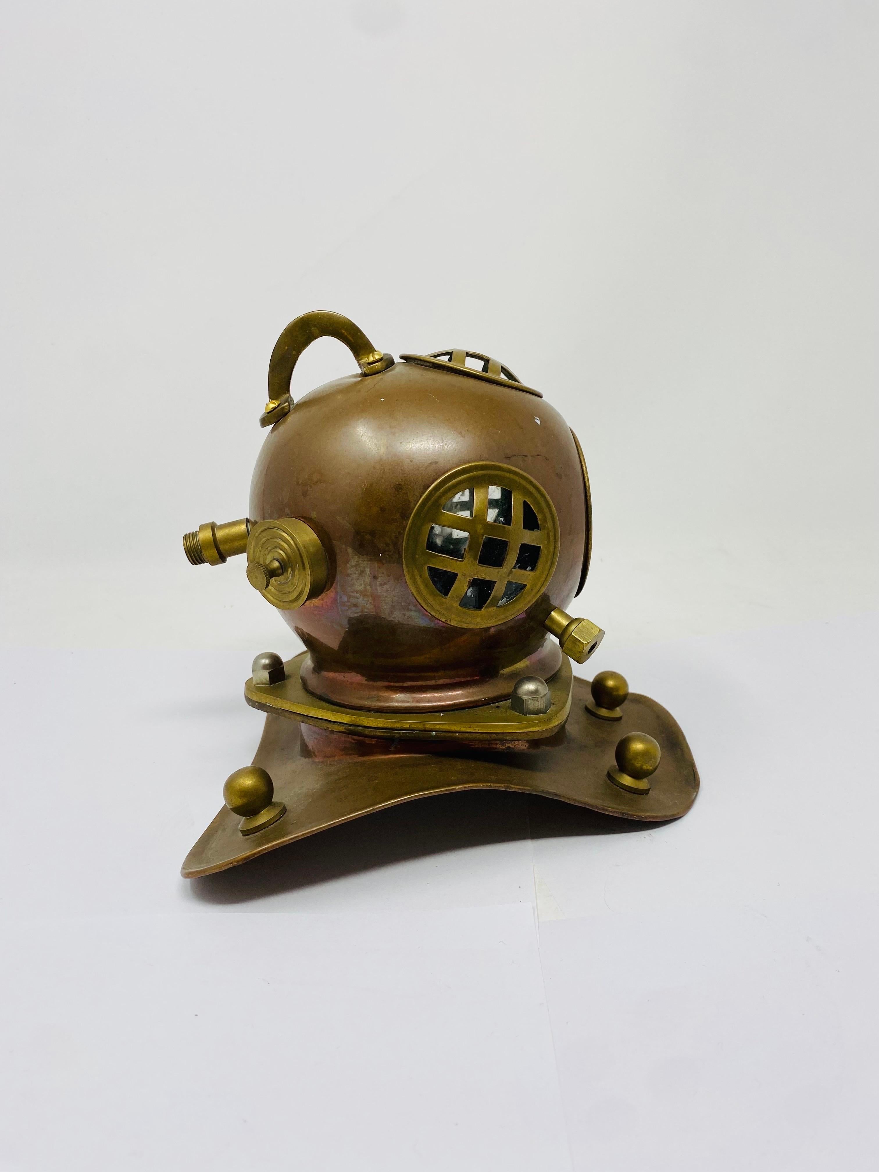 Figura Escultórica Casco de Buceo de la Marina Vintage Estadounidense en venta