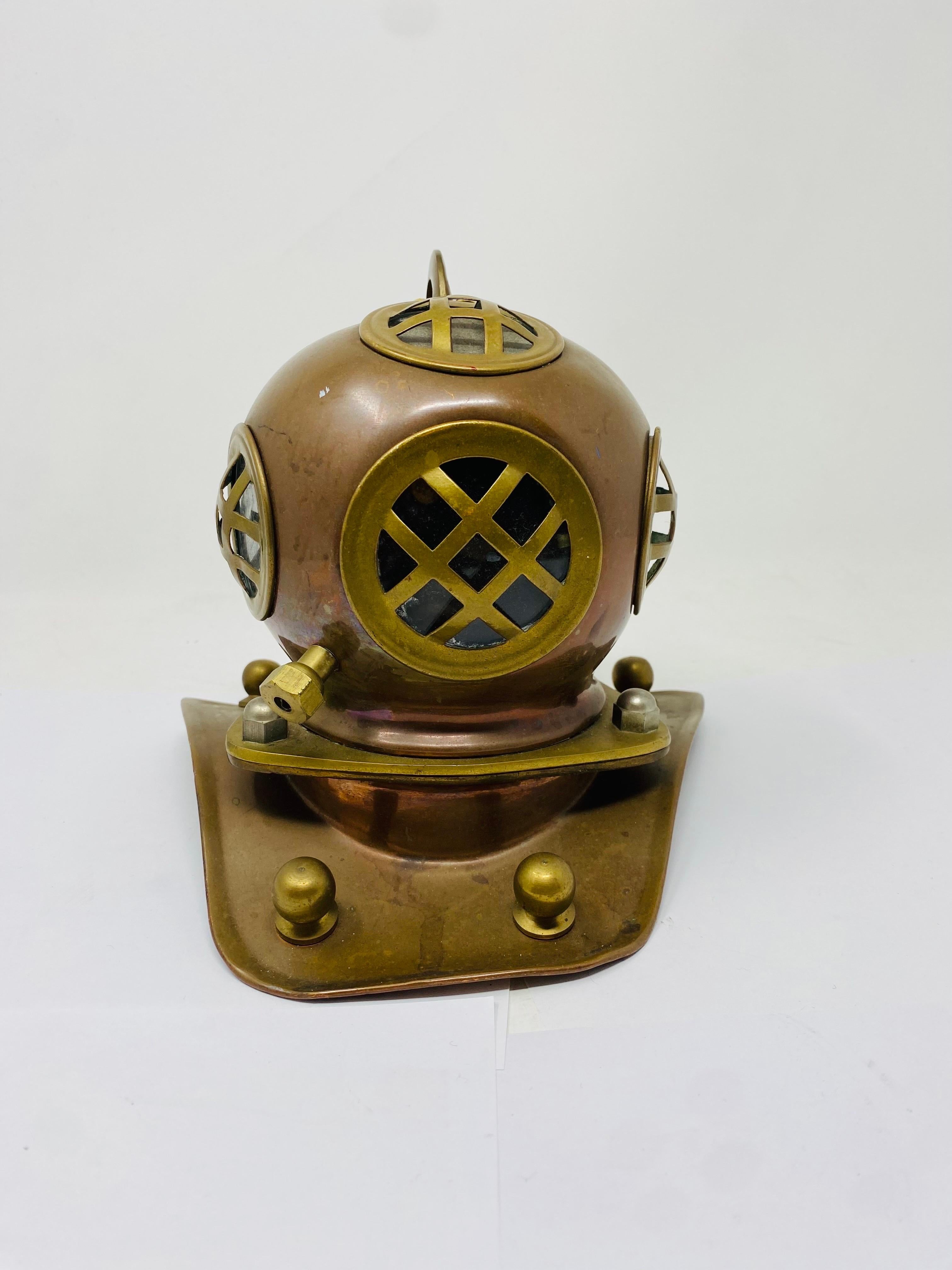 Figura Escultórica Casco de Buceo de la Marina Vintage Hecho a mano en venta