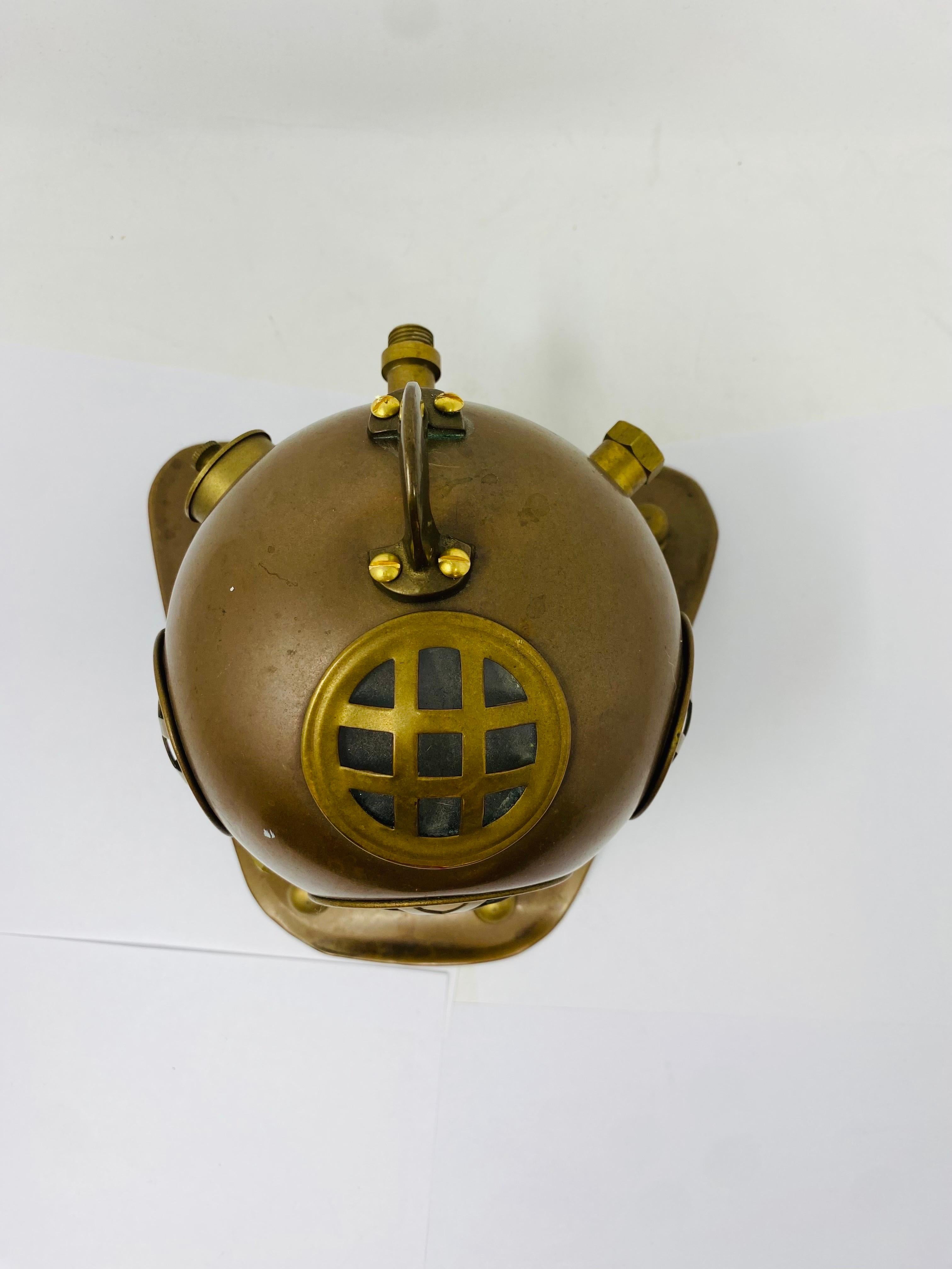 Figura Escultórica Casco de Buceo de la Marina Vintage en Bueno estado para la venta en San Diego, CA