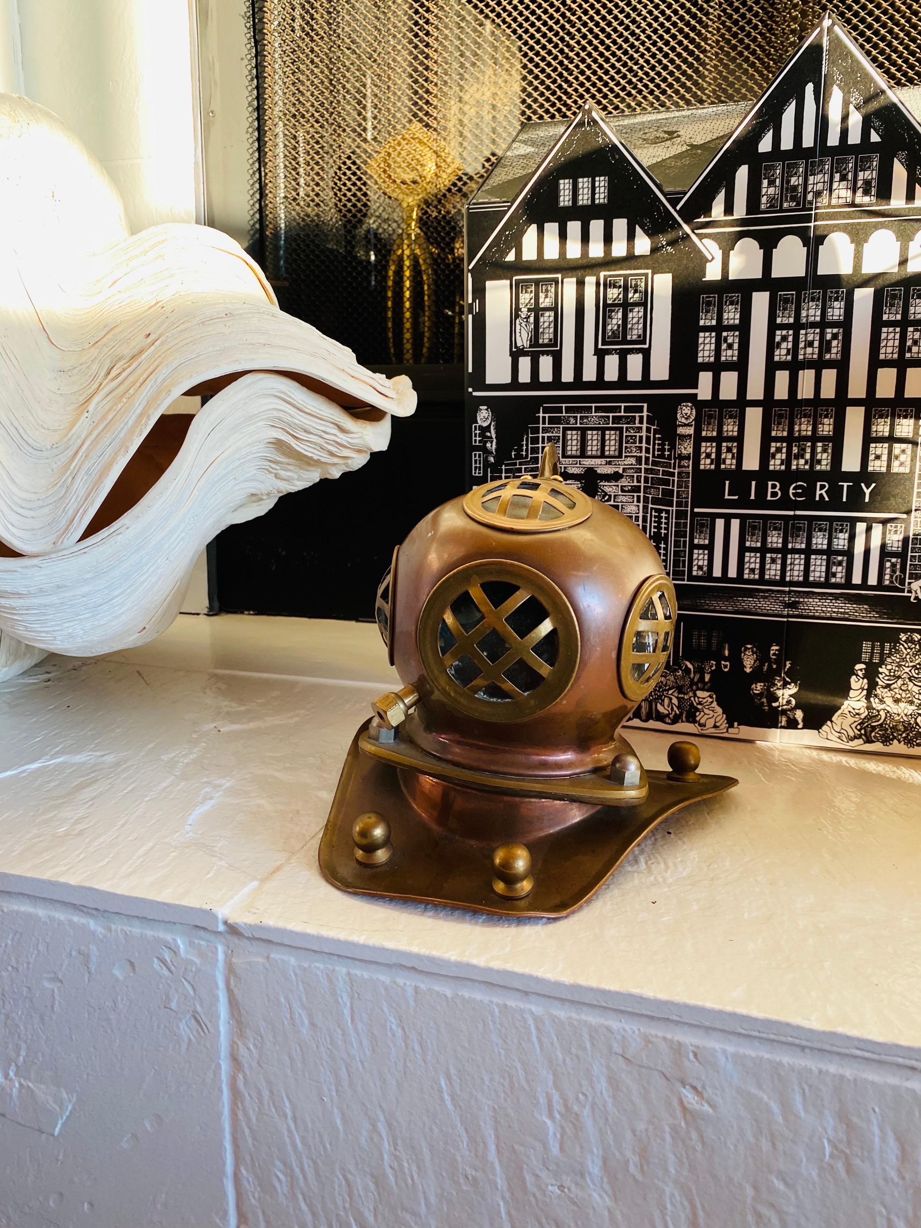 Figura Escultórica Casco de Buceo de la Marina Vintage Latón en venta