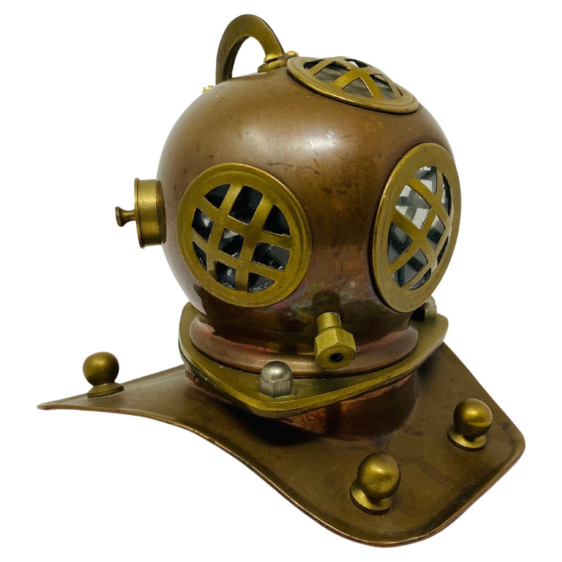 Figura Escultórica Casco de Buceo de la Marina Vintage en venta