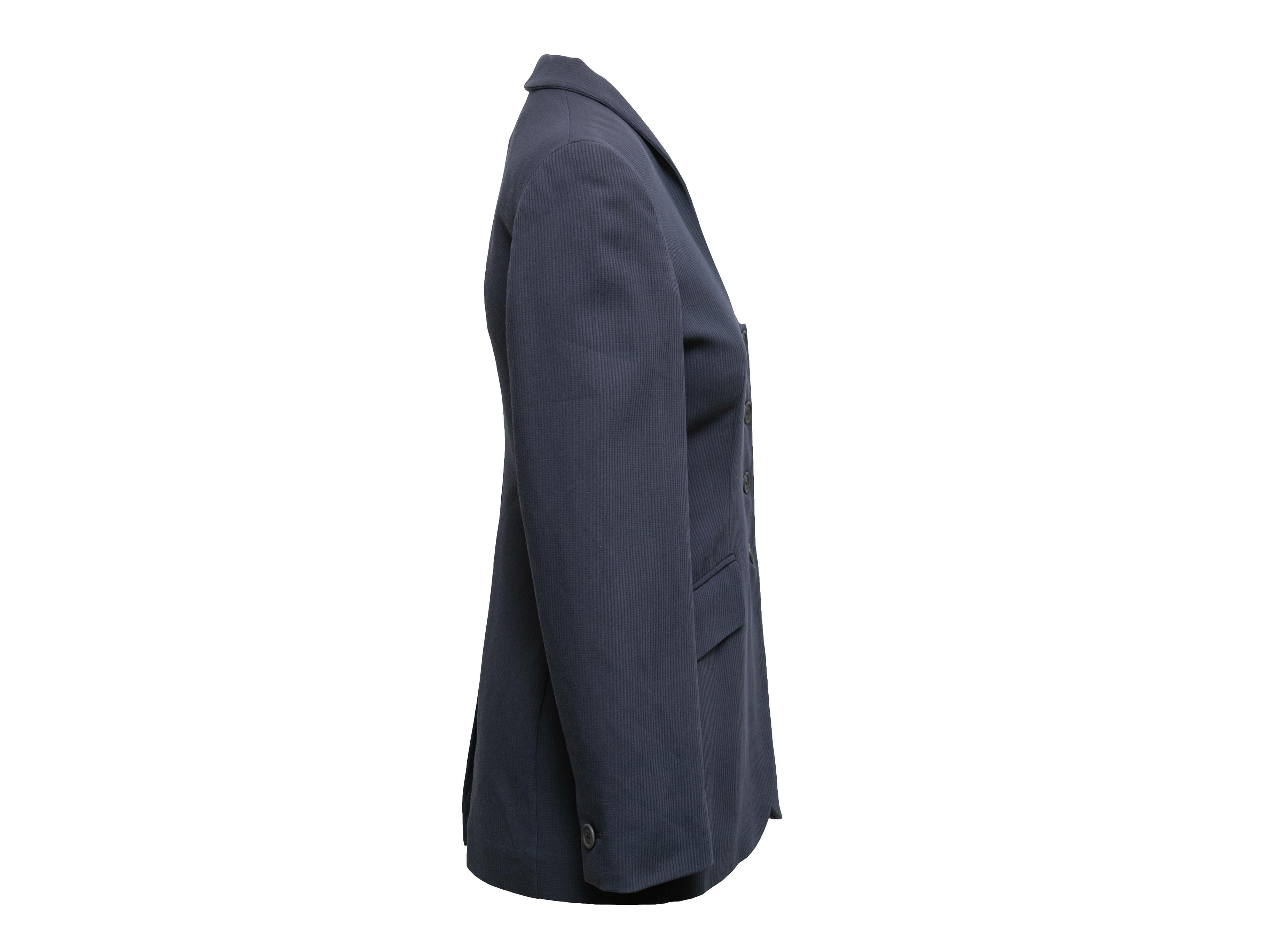 Produkt-Details: Blazer mit Rundhalsausschnitt aus navyfarbener Wolle von Romeo Gigli. Ca. 1990er Jahre. Zwei Pattentaschen an der Hüfte. Knopfverschlüsse vorne. 32