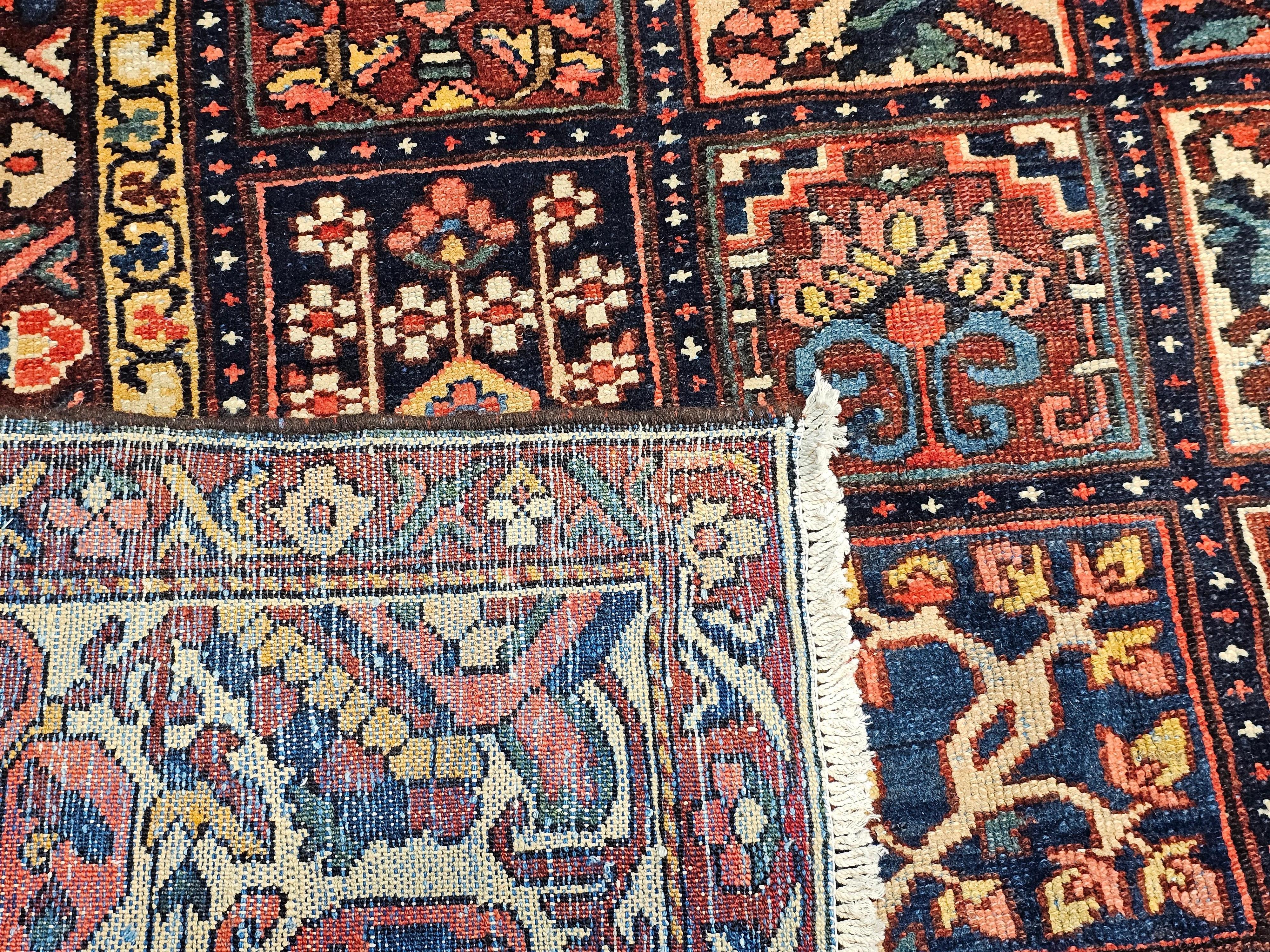 Tapis persan Bakhtiari carré à motif de panneaux en jaune pâle, bleu en vente 4