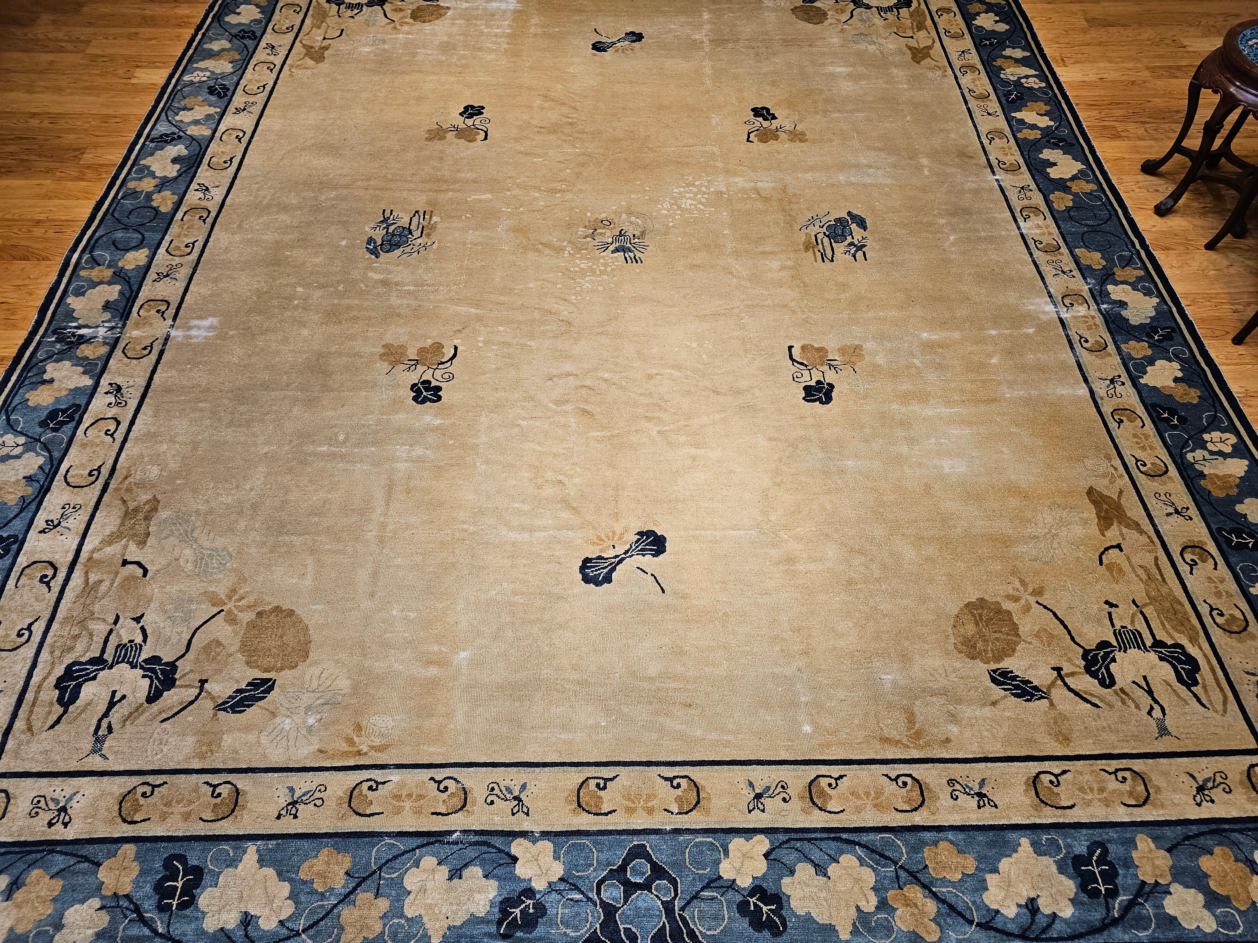 Tapis de Pékin chinois surdimensionné presque carré du 19e siècle en blé, bleu et Brown en vente 4
