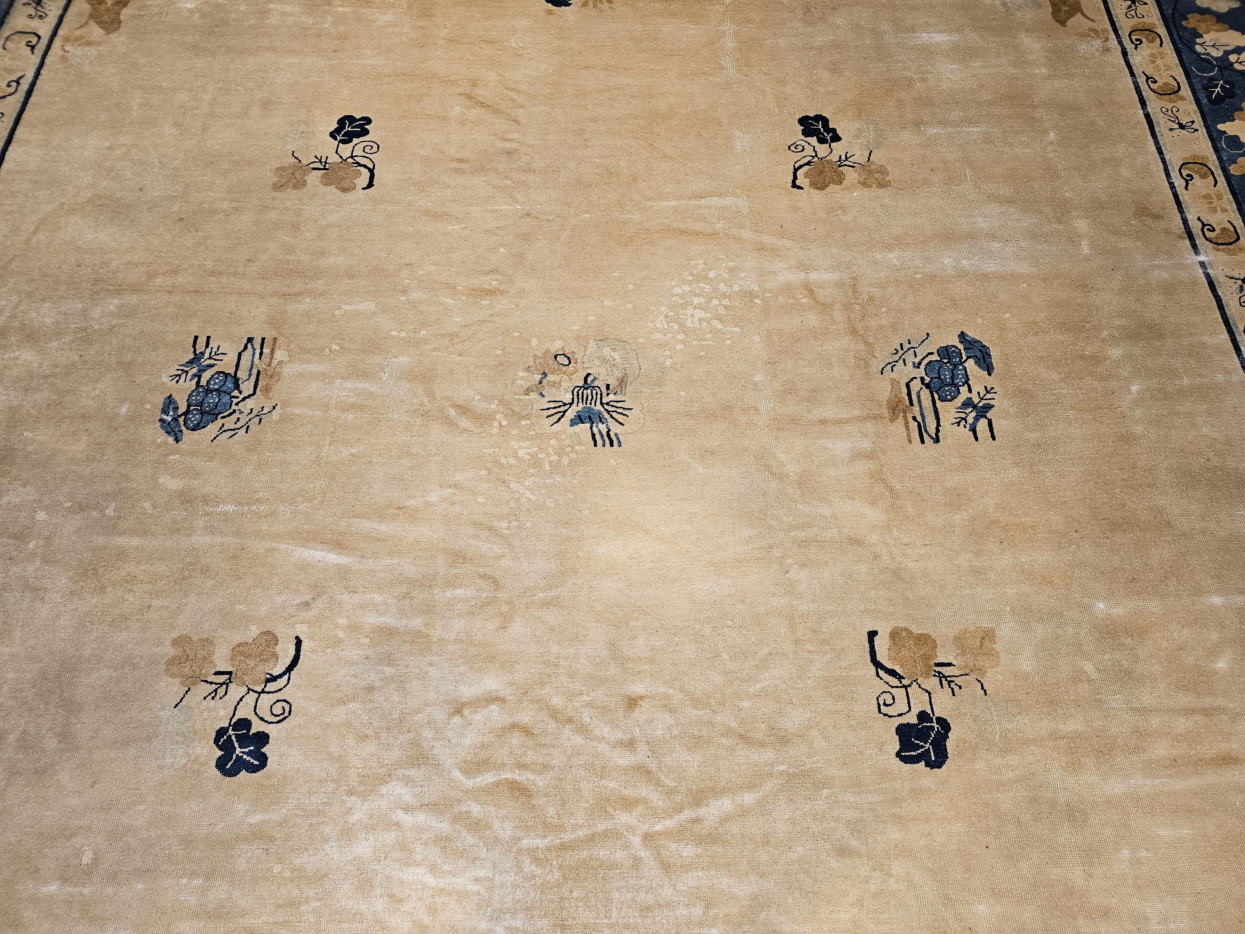 Chinesischer Peking-Teppich in Übergröße aus dem 19. Jahrhundert in Weizen, Marineblau, Braun, Grün und Himmelblau im Zustand „Gut“ im Angebot in Barrington, IL