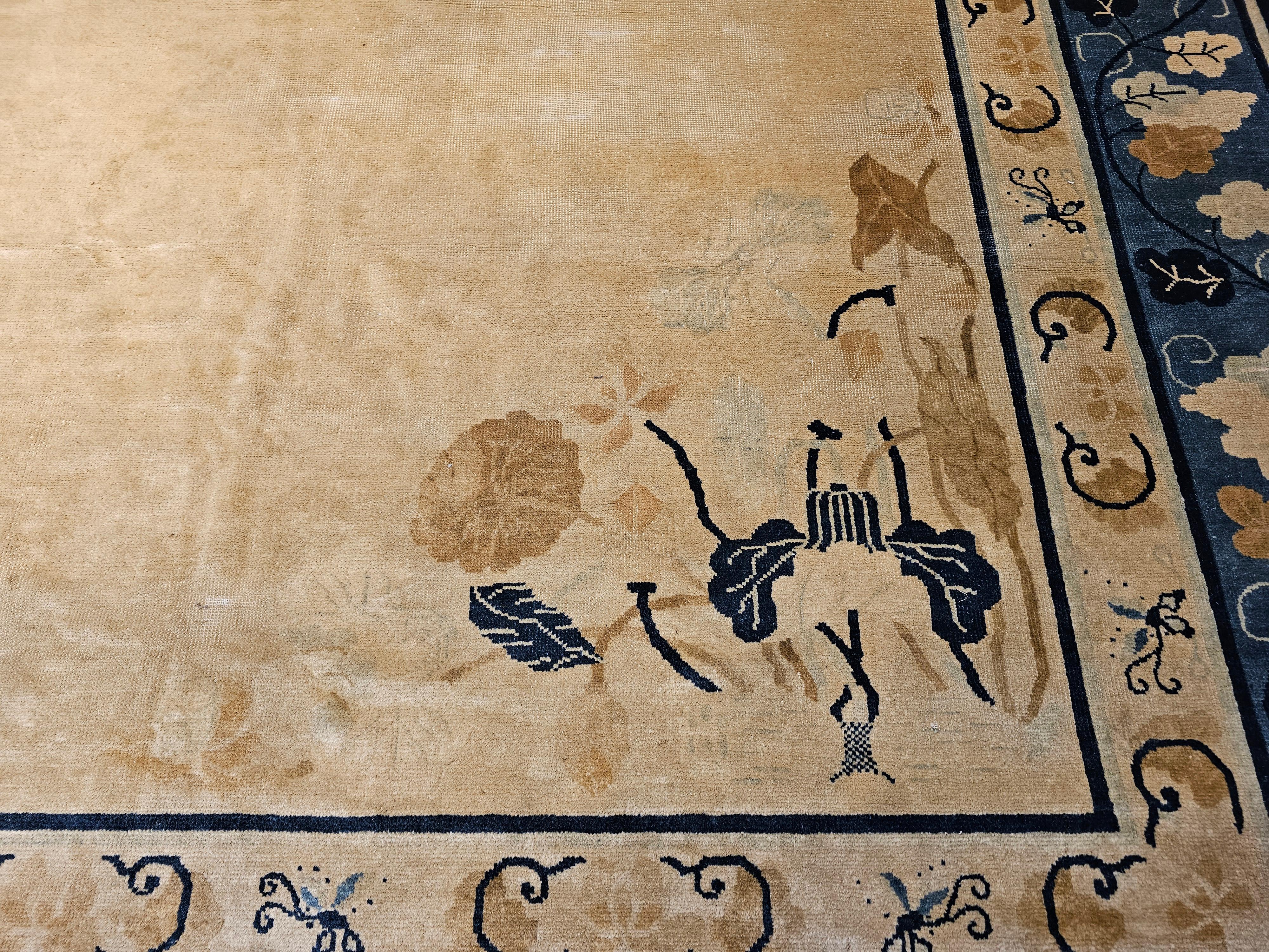 Tapis de Pékin chinois surdimensionné presque carré du 19e siècle en blé, bleu et Brown en vente 1
