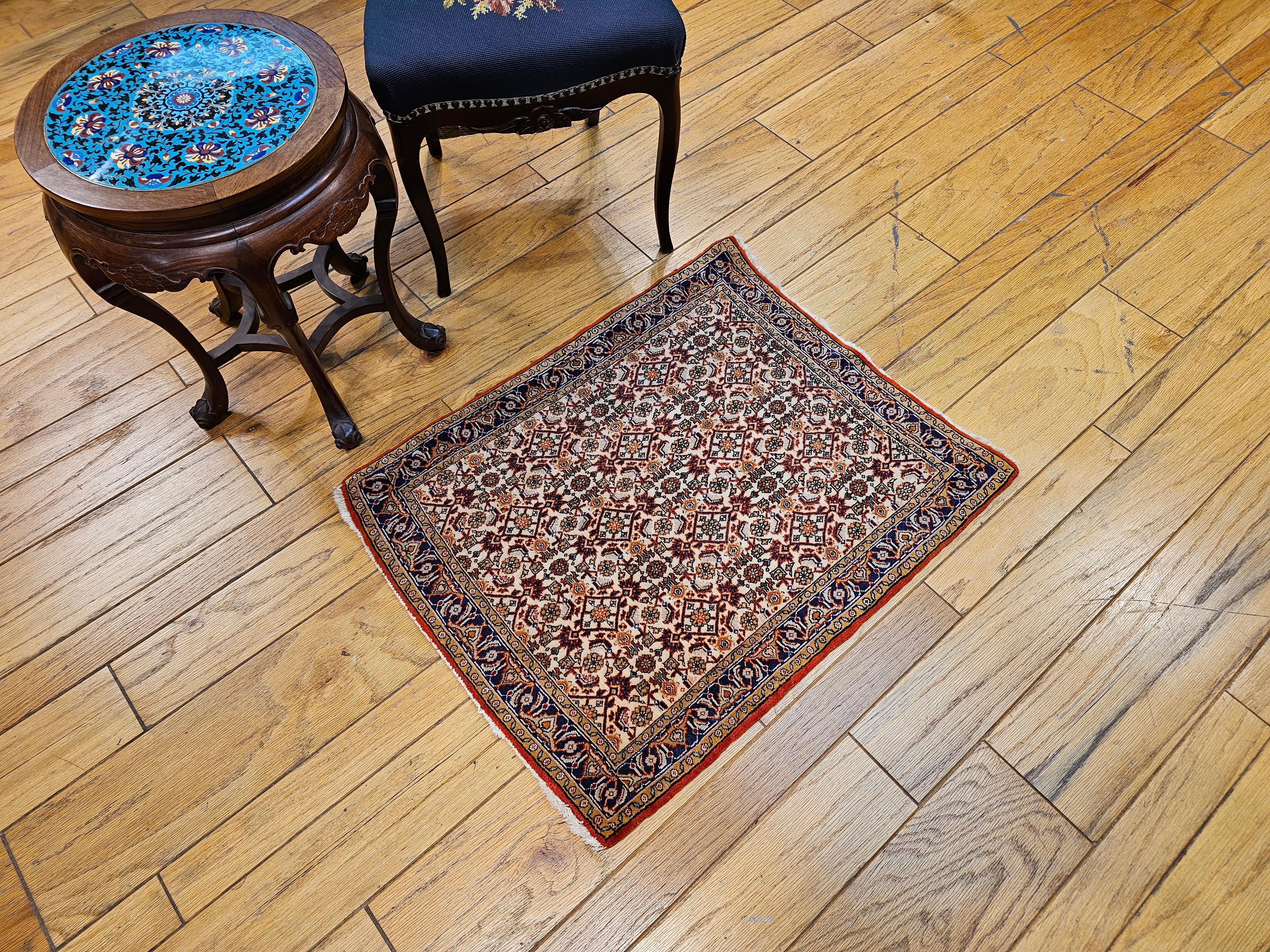 Fast quadratischer persischer Qum mit geometrischem Muster in Elfenbein, Marineblau und Braun im Angebot 1