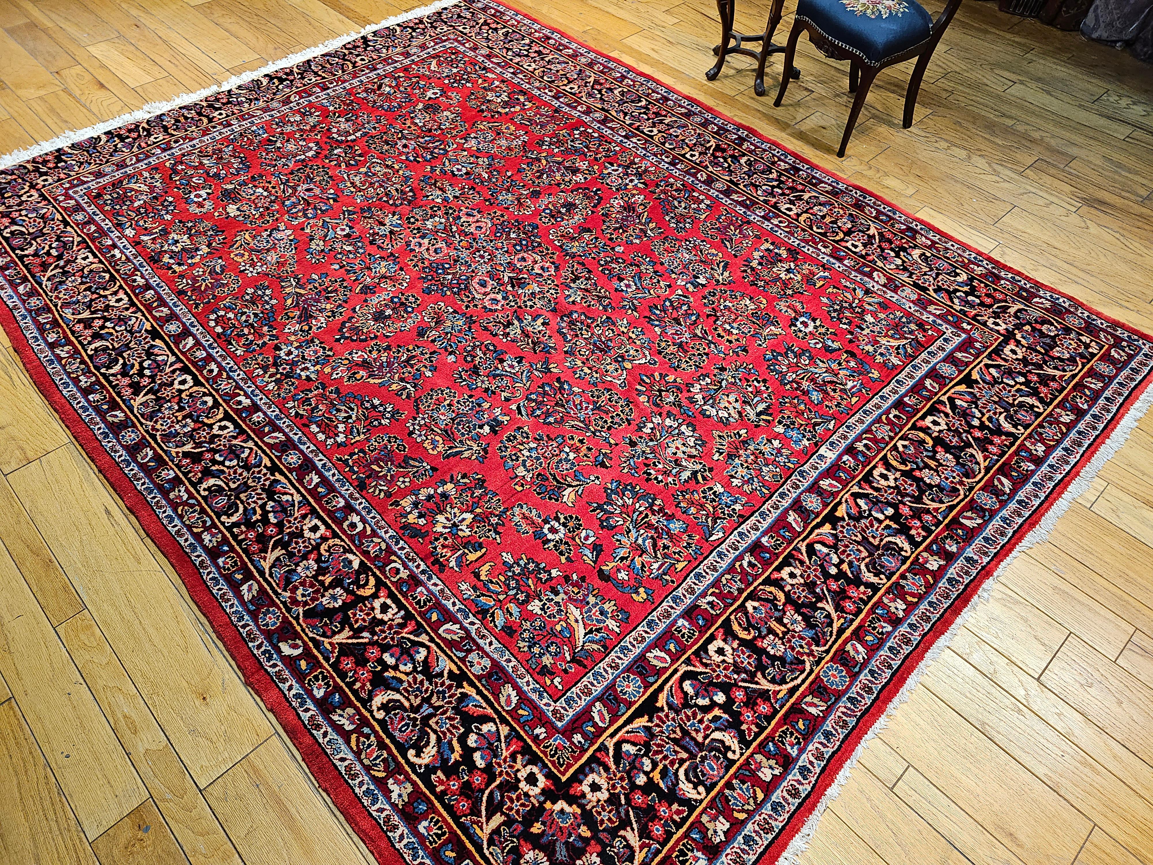 Near-Square persischer Sarouk-Teppich im Vintage-Stil in Rot, Marineblau mit Blumenmuster aus Allover im Angebot 3