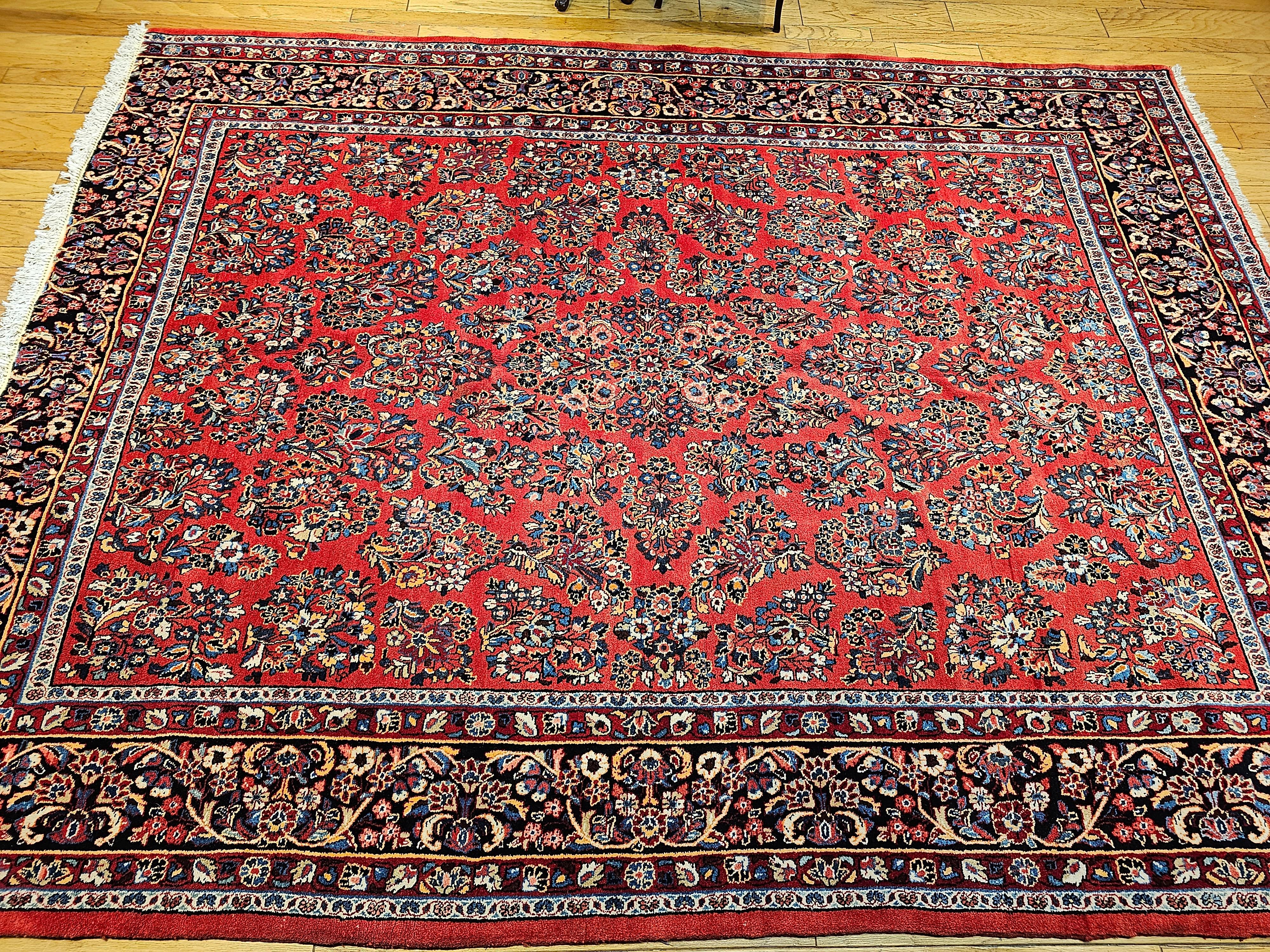 Near-Square persischer Sarouk-Teppich im Vintage-Stil in Rot, Marineblau mit Blumenmuster aus Allover im Angebot 5