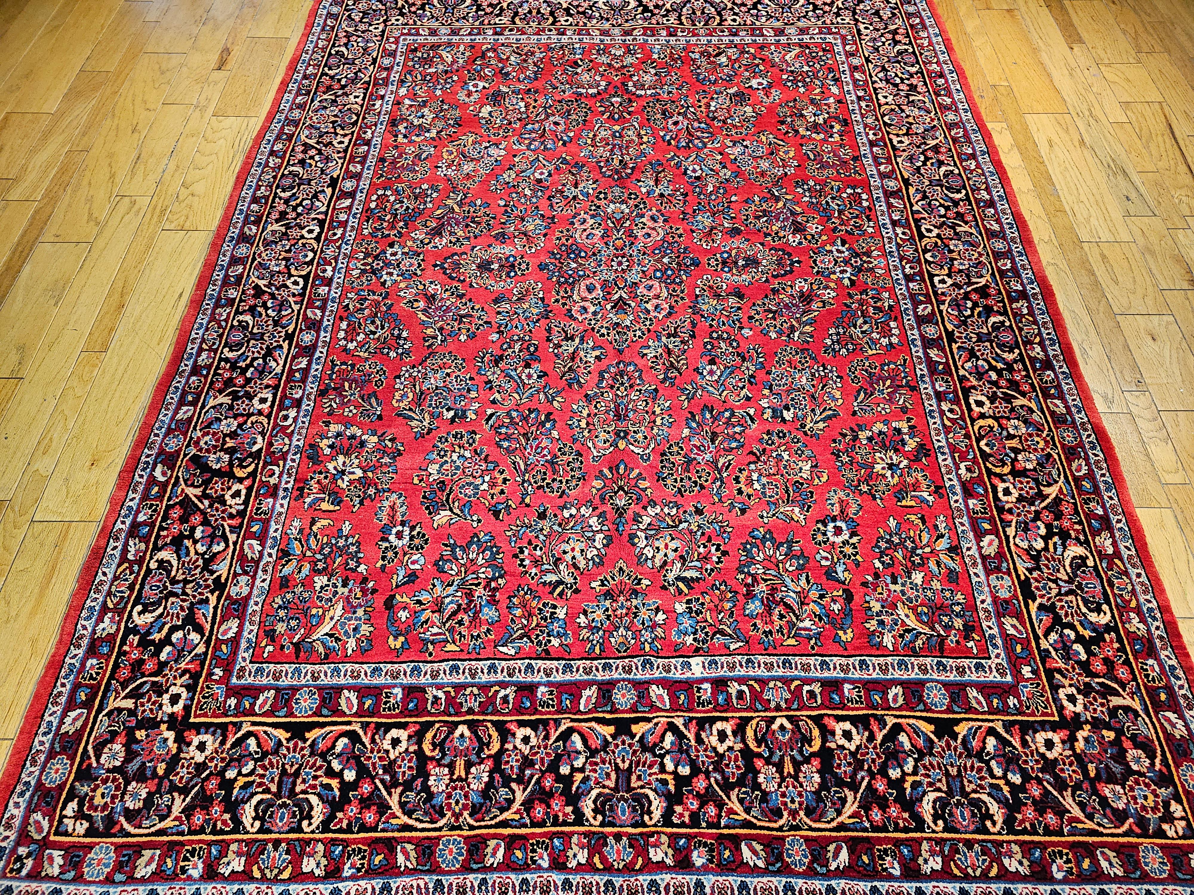 Ein wunderschön handgeknüpfter persischer Sarouk-Teppich aus dem dritten Viertel des 20. Jahrhunderts, der sich durch seine seltenen fast quadratischen Proportionen und sein detailreiches Blumenbouquet-Muster auszeichnet. Dieser zimmergroße