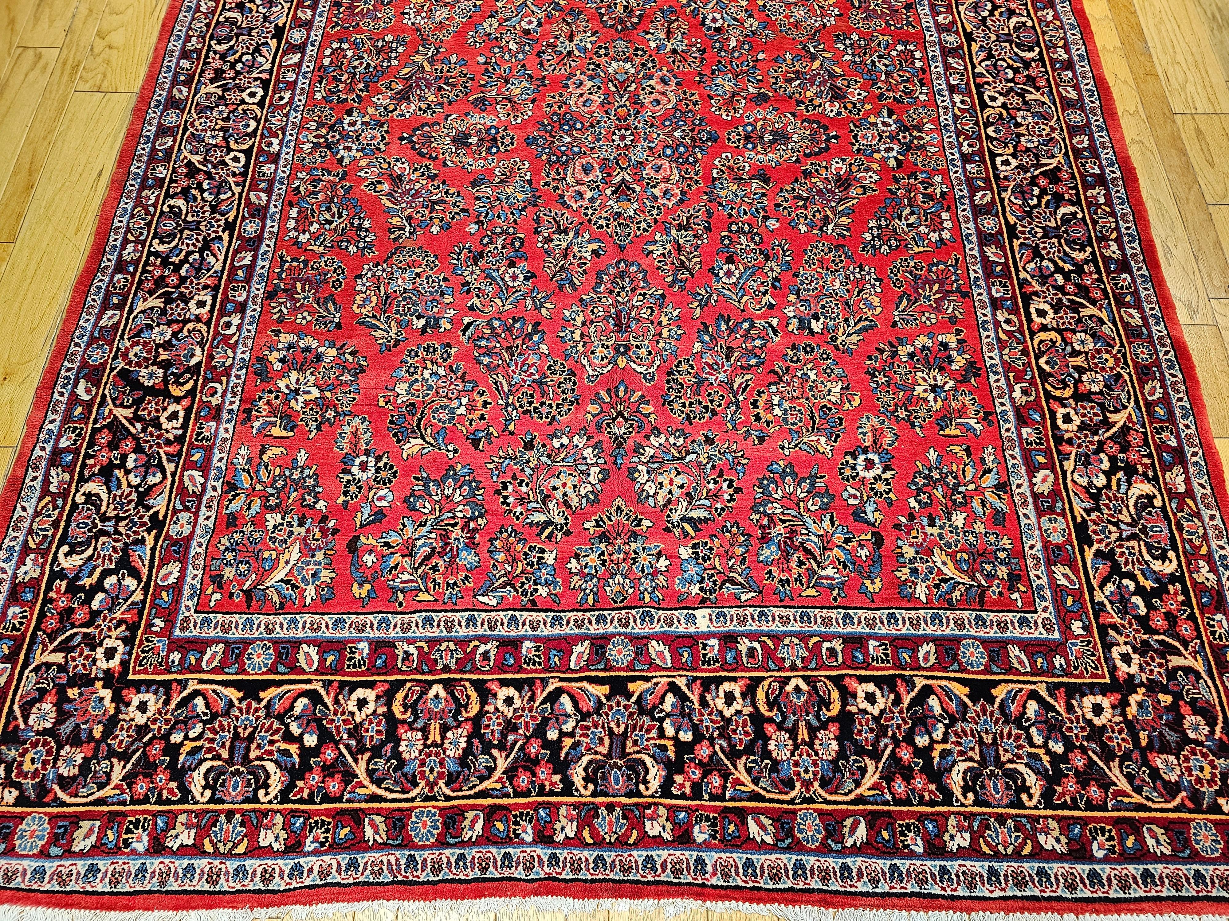 Near-Square persischer Sarouk-Teppich im Vintage-Stil in Rot, Marineblau mit Blumenmuster aus Allover (Persisch) im Angebot
