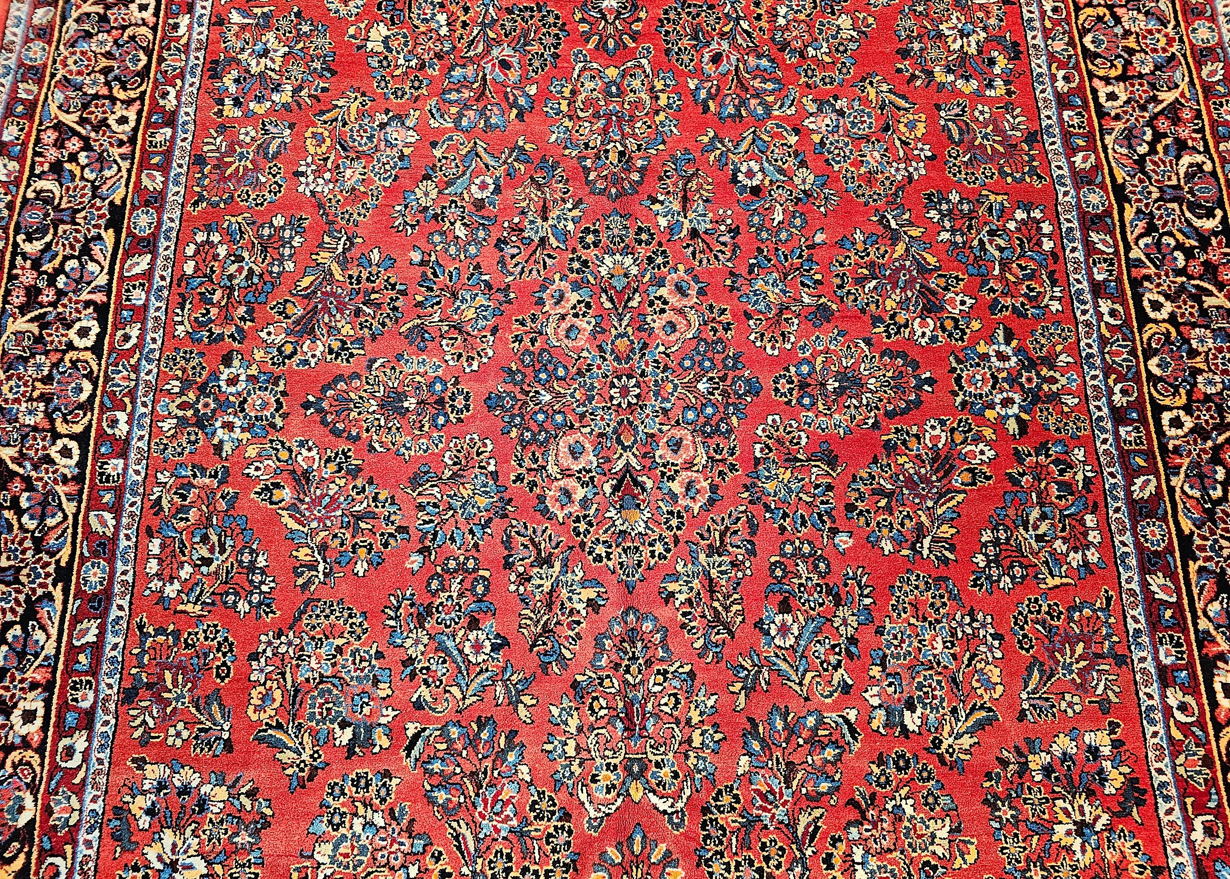 Tissé à la main Sarouk persan vintage carré à motif floral sur toute sa surface rouge, bleu marine et ivoire en vente