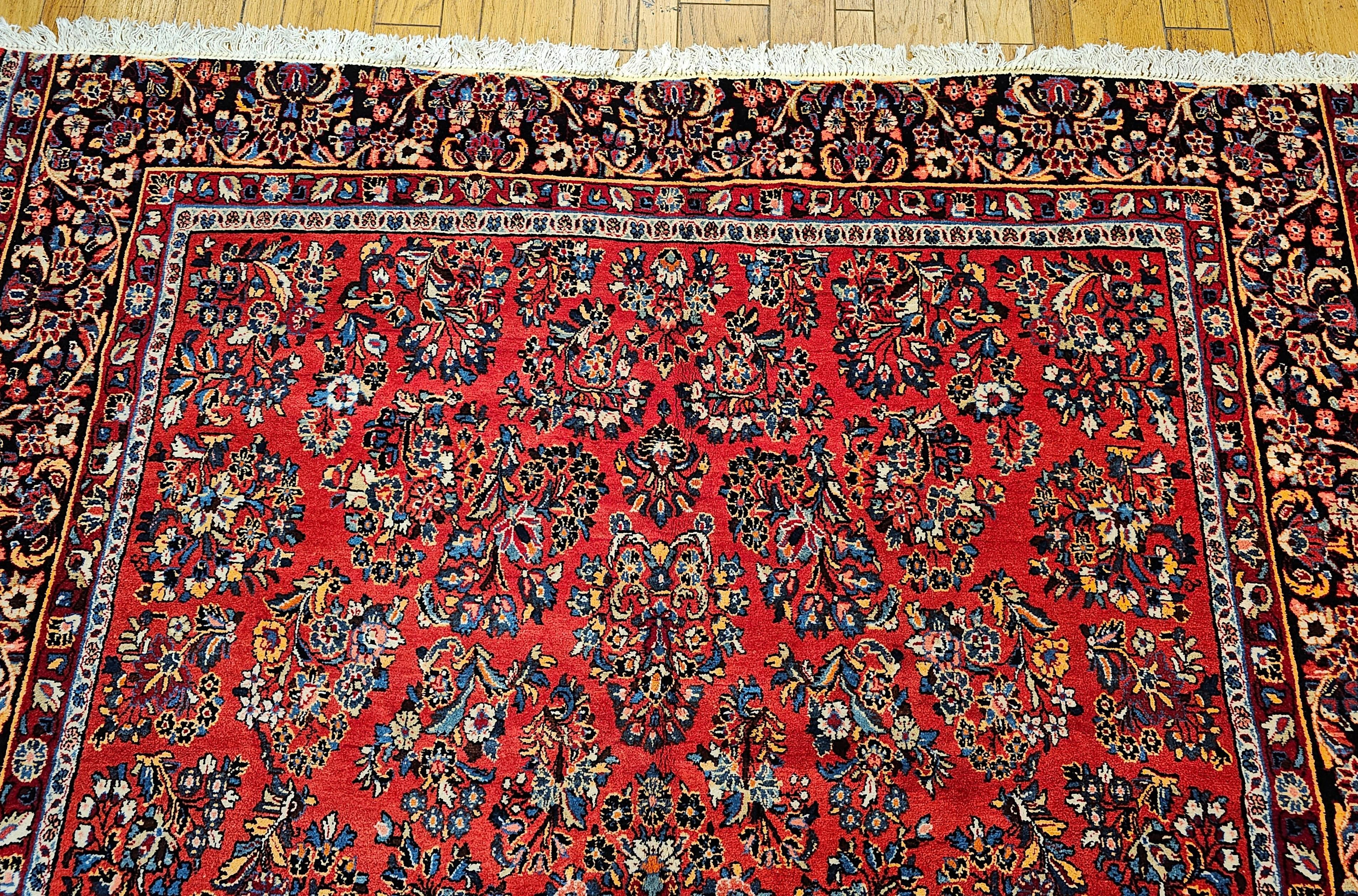 Near-Square persischer Sarouk-Teppich im Vintage-Stil in Rot, Marineblau mit Blumenmuster aus Allover im Zustand „Gut“ im Angebot in Barrington, IL