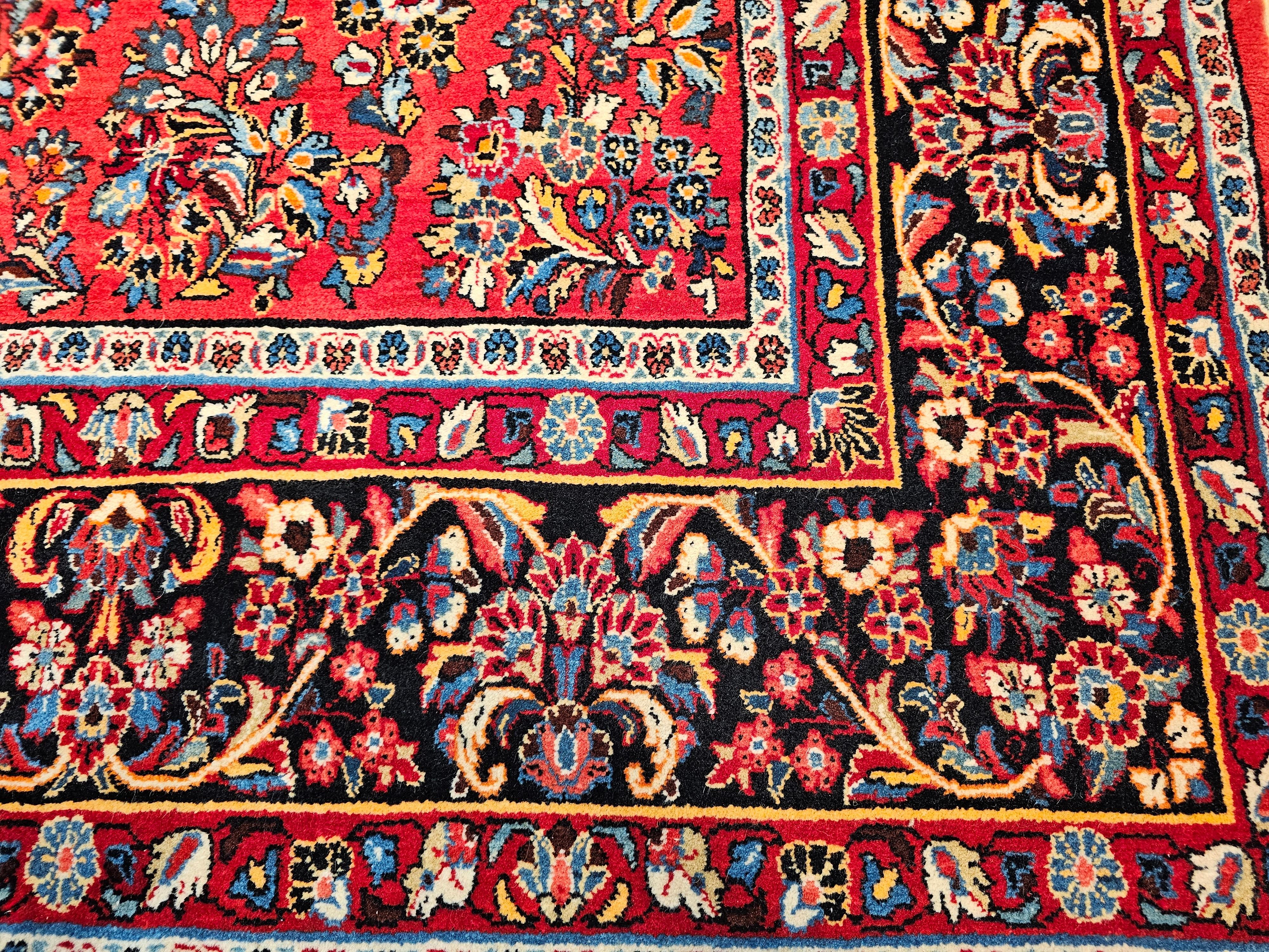 Near-Square persischer Sarouk-Teppich im Vintage-Stil in Rot, Marineblau mit Blumenmuster aus Allover (20. Jahrhundert) im Angebot