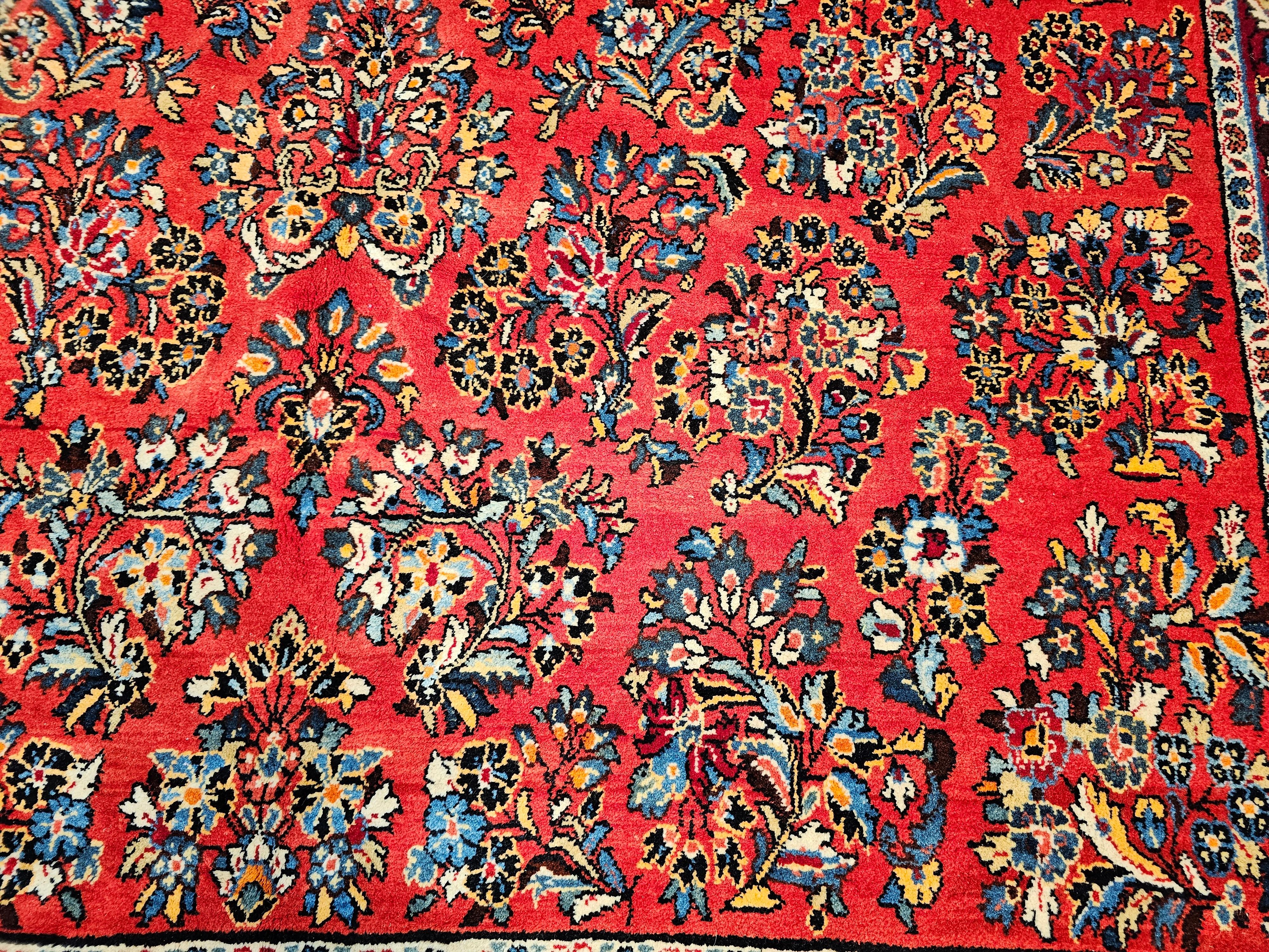 Laine Sarouk persan vintage carré à motif floral sur toute sa surface rouge, bleu marine et ivoire en vente