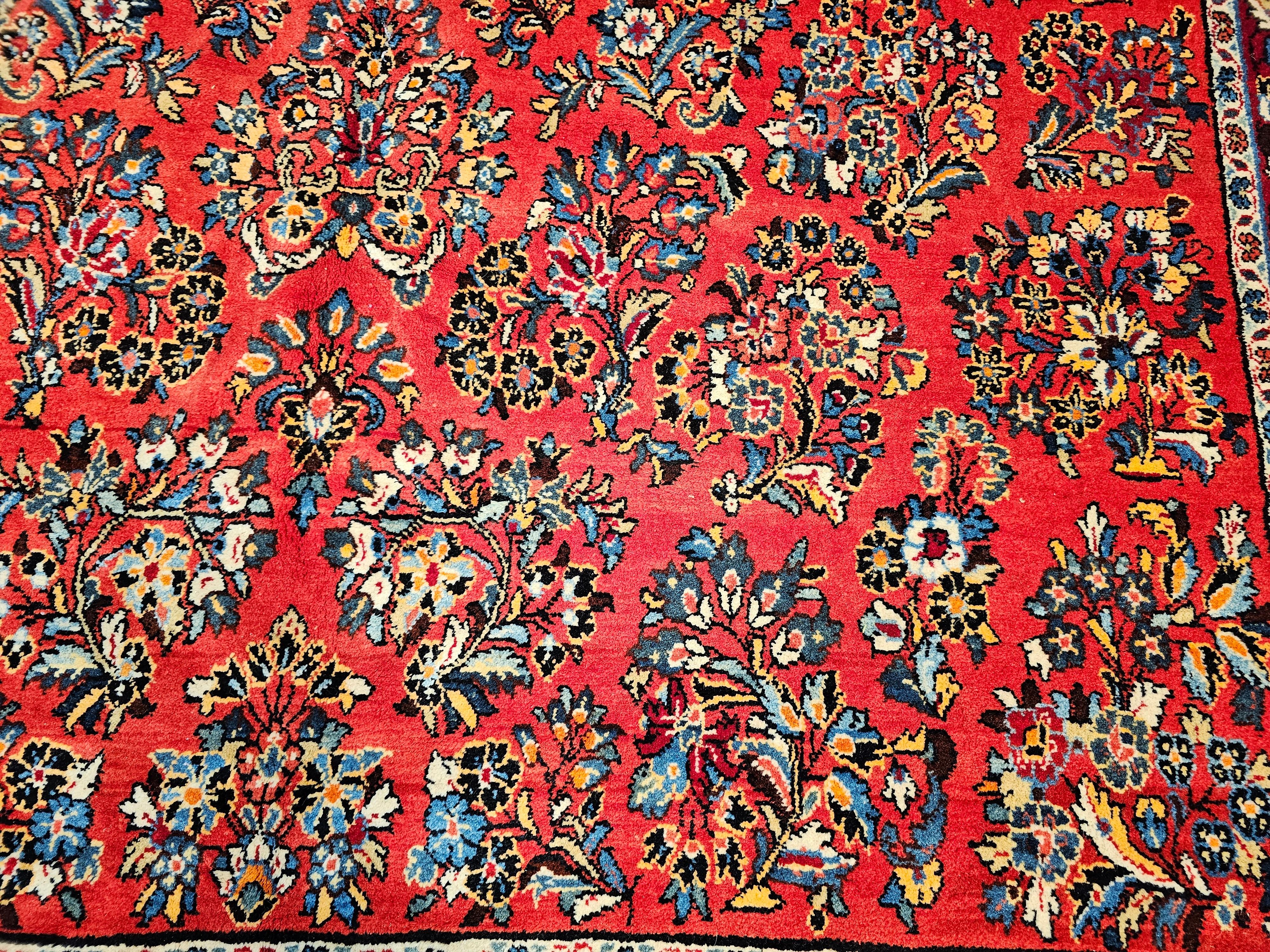 Near-Square persischer Sarouk-Teppich im Vintage-Stil in Rot, Marineblau mit Blumenmuster aus Allover (Wolle) im Angebot