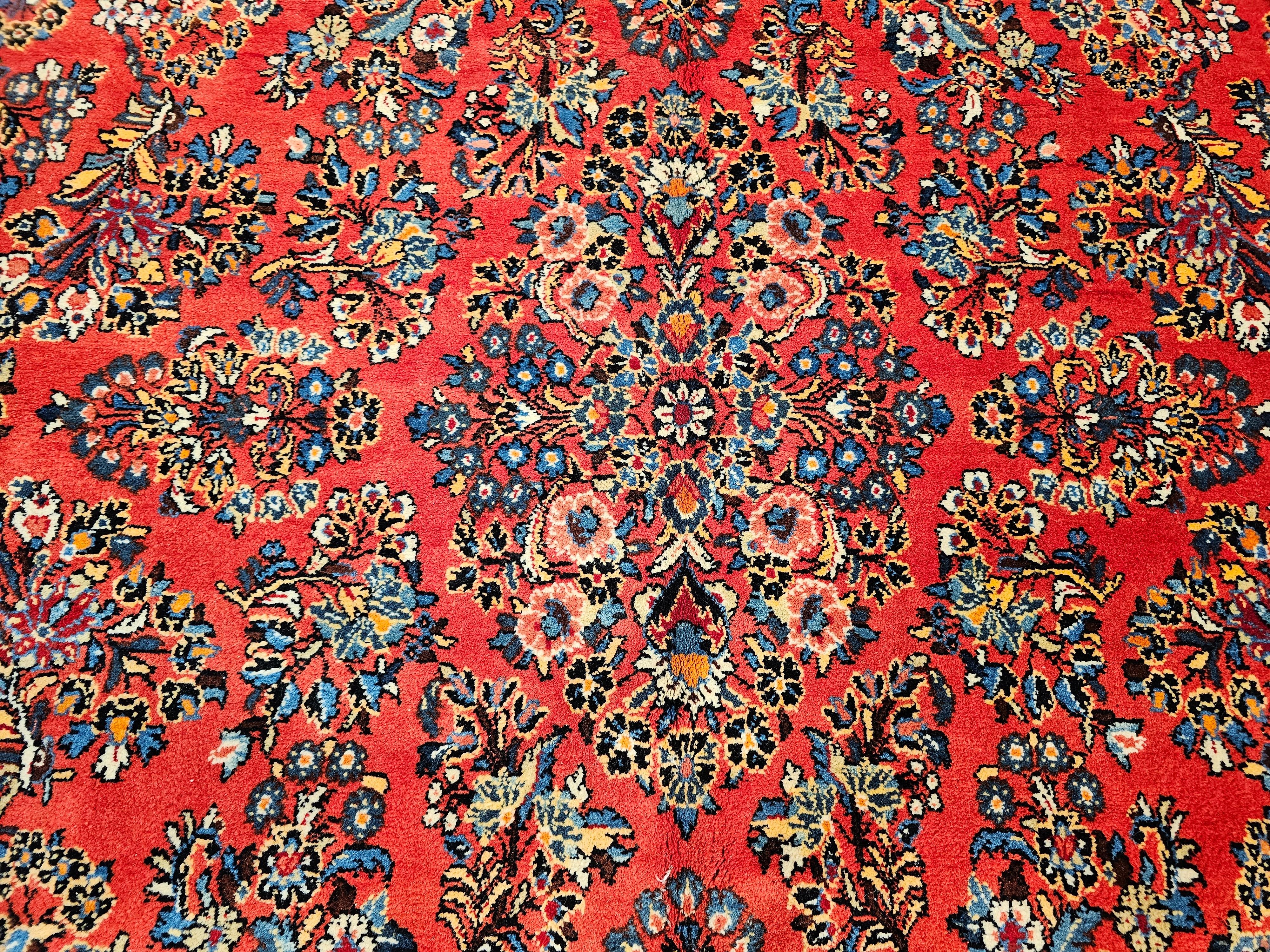 Near-Square persischer Sarouk-Teppich im Vintage-Stil in Rot, Marineblau mit Blumenmuster aus Allover im Angebot 1