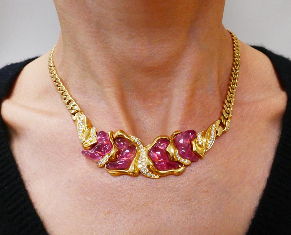 A vintage 18k gold necklace featuring ruby and diamond created by Ansuini jewelry house in Italy. An artsy, one-of-a kind piece hand-crafted by skilled Italian jewelers.
This vintage Italian necklace is made of 18 karat yellow gold and composed of