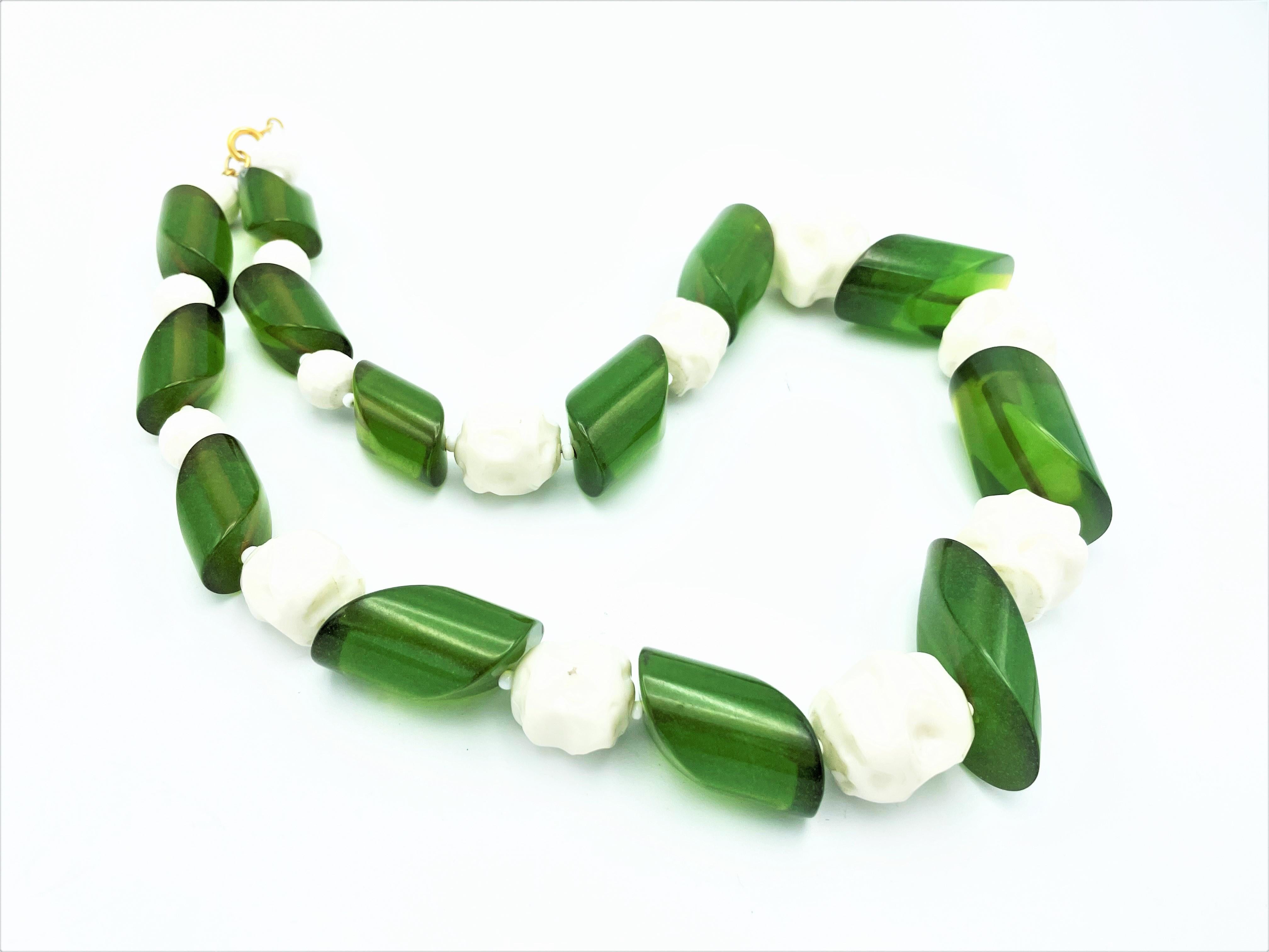 Modern Vintage Necklace green Bakelite and white plastic balls from the 1980s USA For Sale