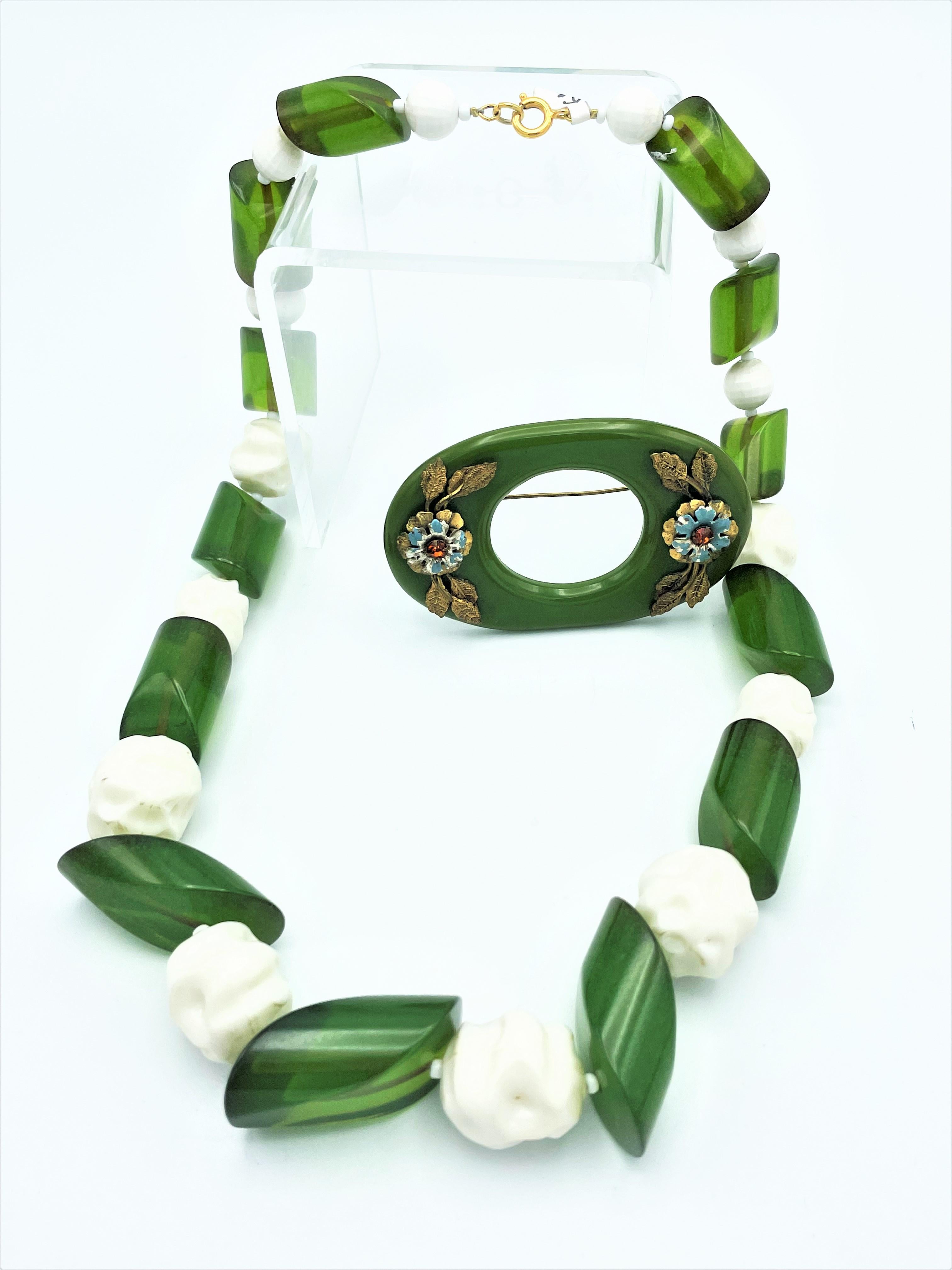 Round Cut Vintage Necklace green Bakelite and white plastic balls from the 1980s USA For Sale