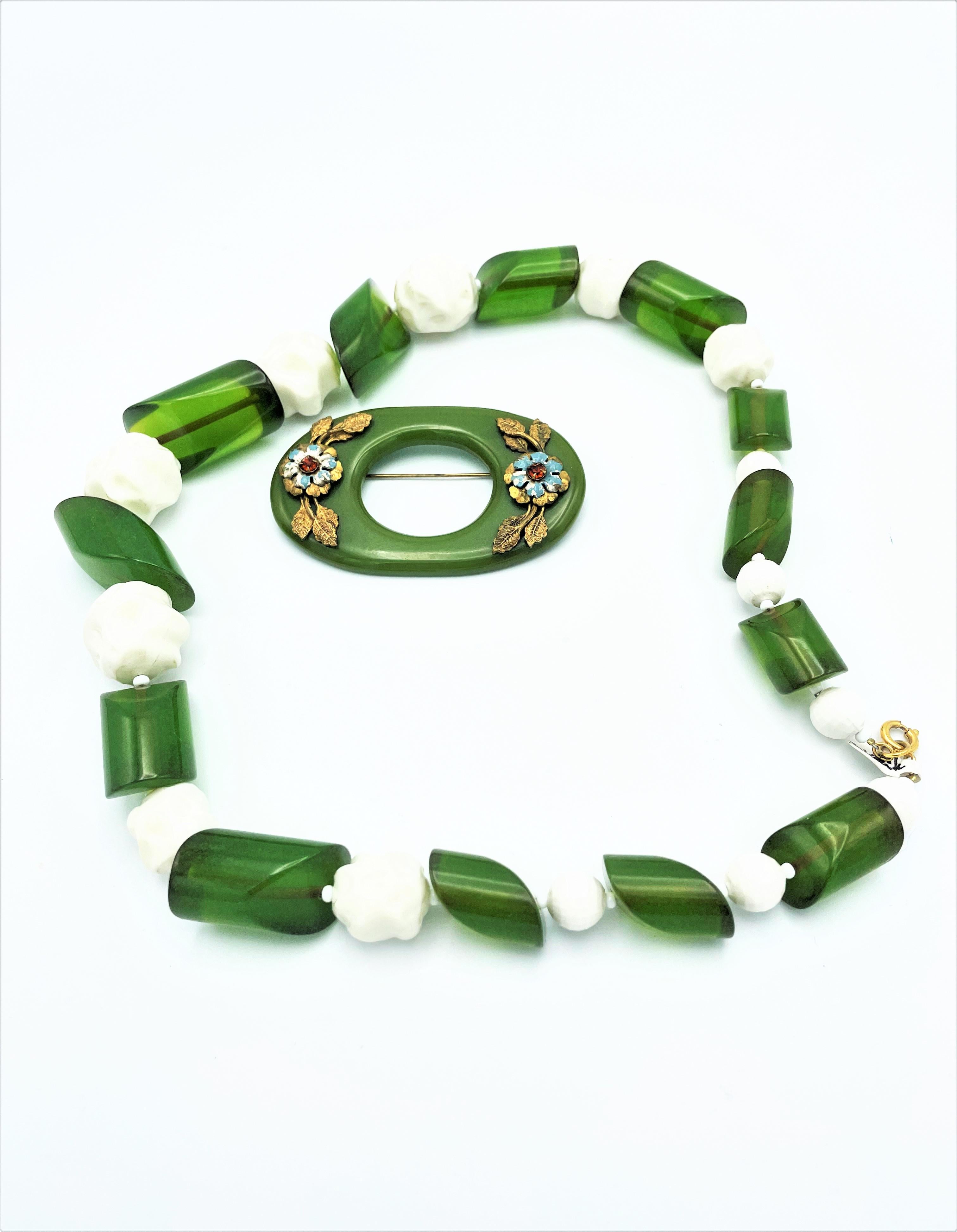 Vintage Necklace green Bakelite and white plastic balls from the 1980s USA In Good Condition For Sale In Stuttgart, DE