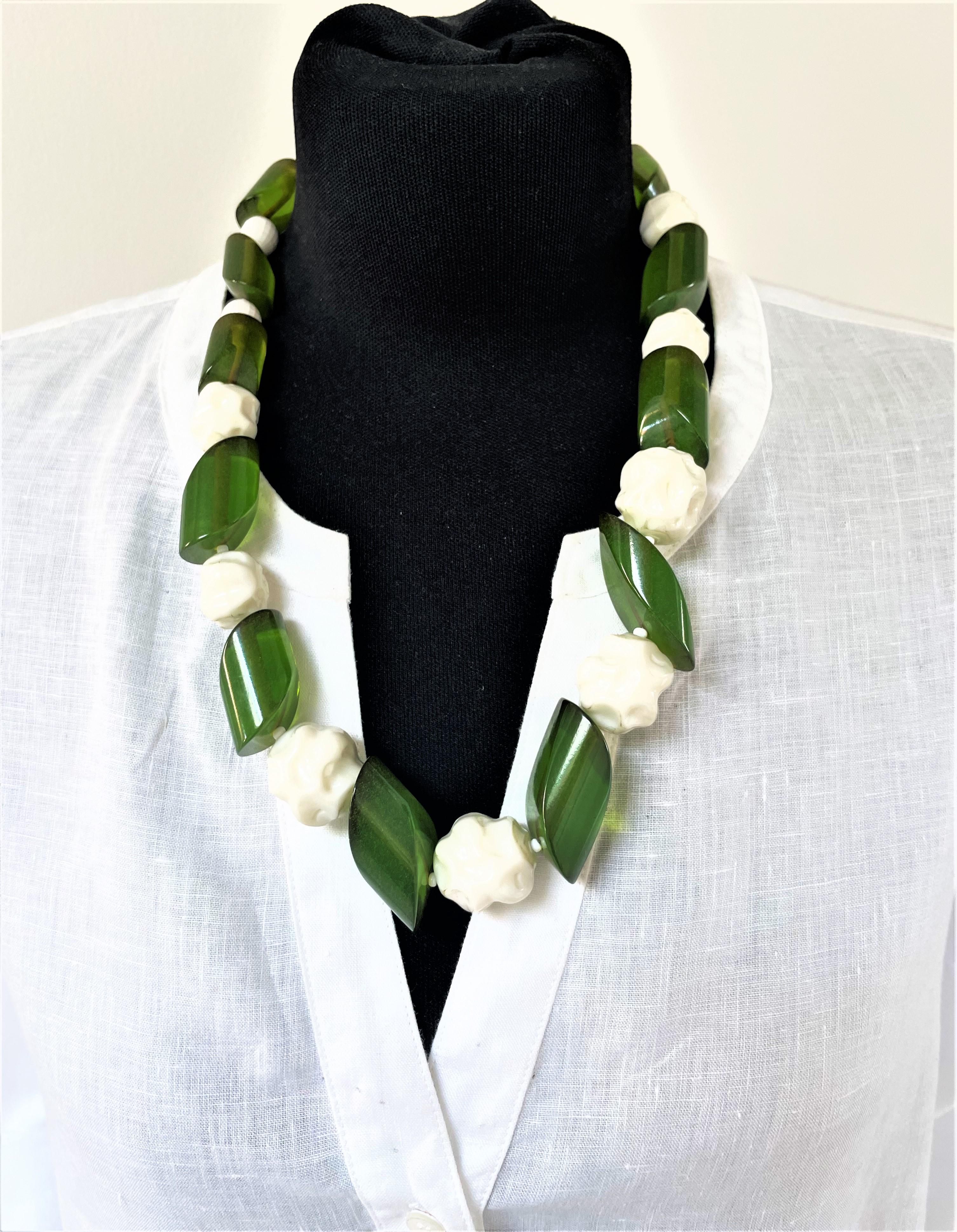 Women's or Men's Vintage Necklace green Bakelite and white plastic balls from the 1980s USA For Sale