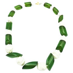 Collier vintage en bakélite verte et boules de plastique blanc des années 1980 aux États-Unis