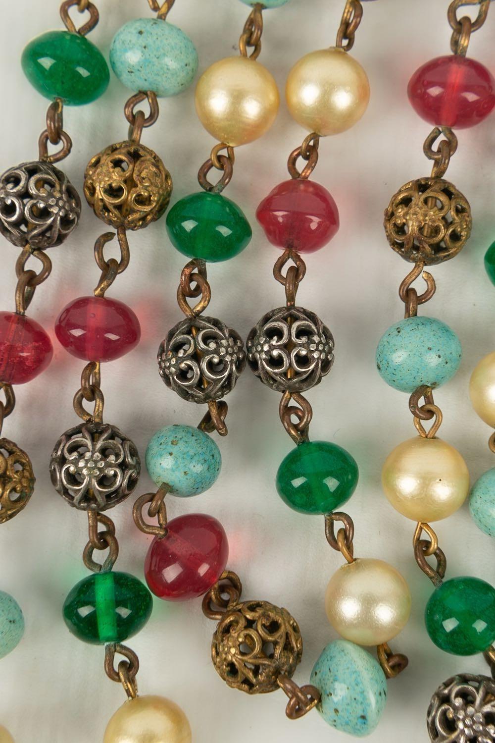 Antike Halskette aus dunkelgoldenem Metall, Glasperlen und Perlen.

Zusätzliche Informationen:
Zustand: Guter Zustand
Abmessungen: Länge: 65 cm

Sellers Referenz: BC93
