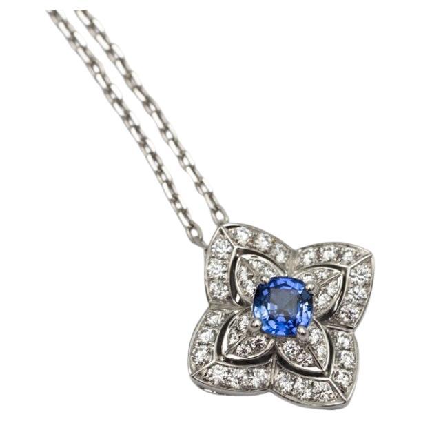 Vintage necklace made of 18-carat white gold, studded with diamonds with a total weight of approx. 0.64ct (color D, clarity VS) with a central sapphire weighing approx. 0.70ct

Very good condition, no traces of use

Pendant: diameter 2cm

Chain: