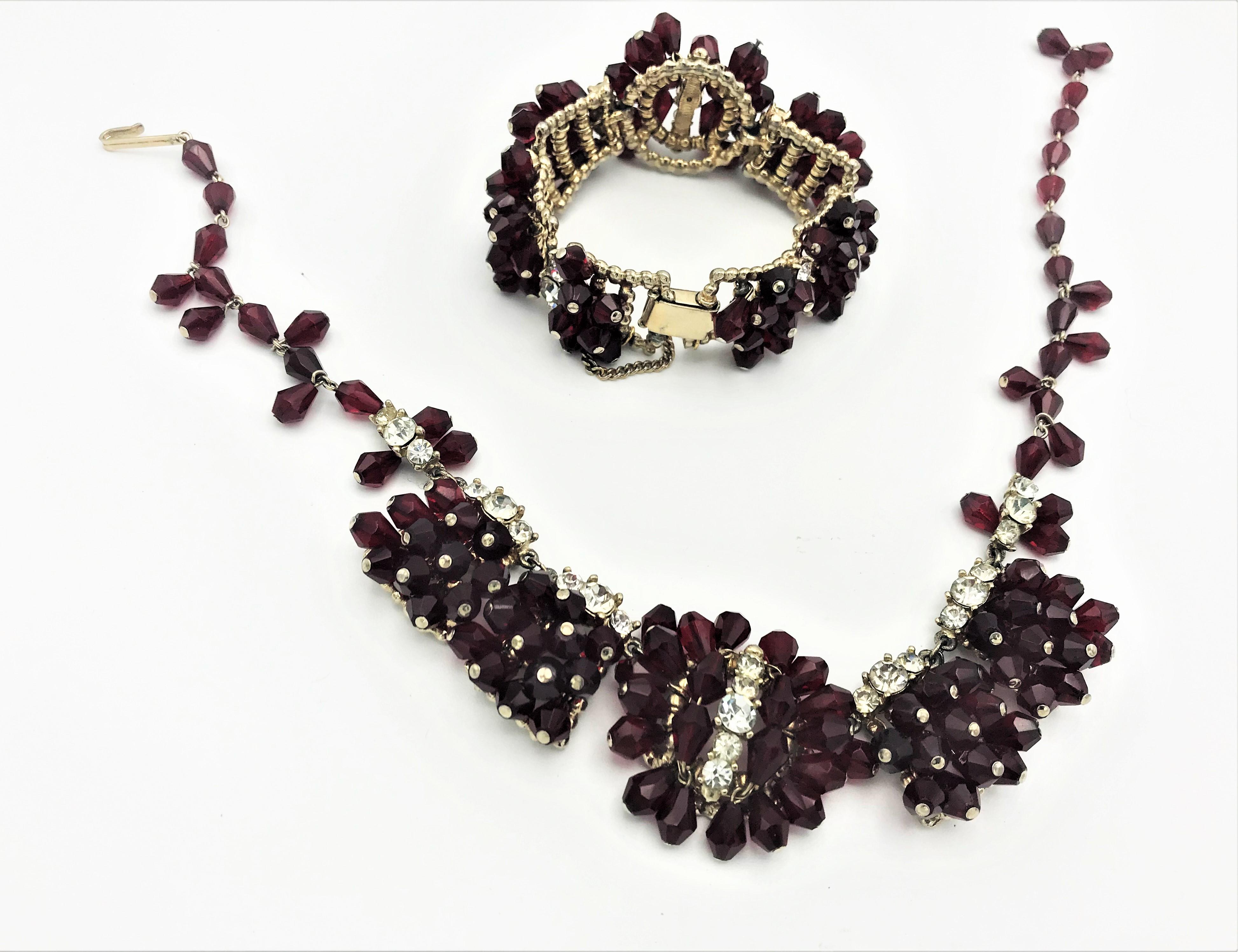 Vintage Necklace with matching bracelet red rhinestones, USA 1940s  In Good Condition For Sale In Stuttgart, DE