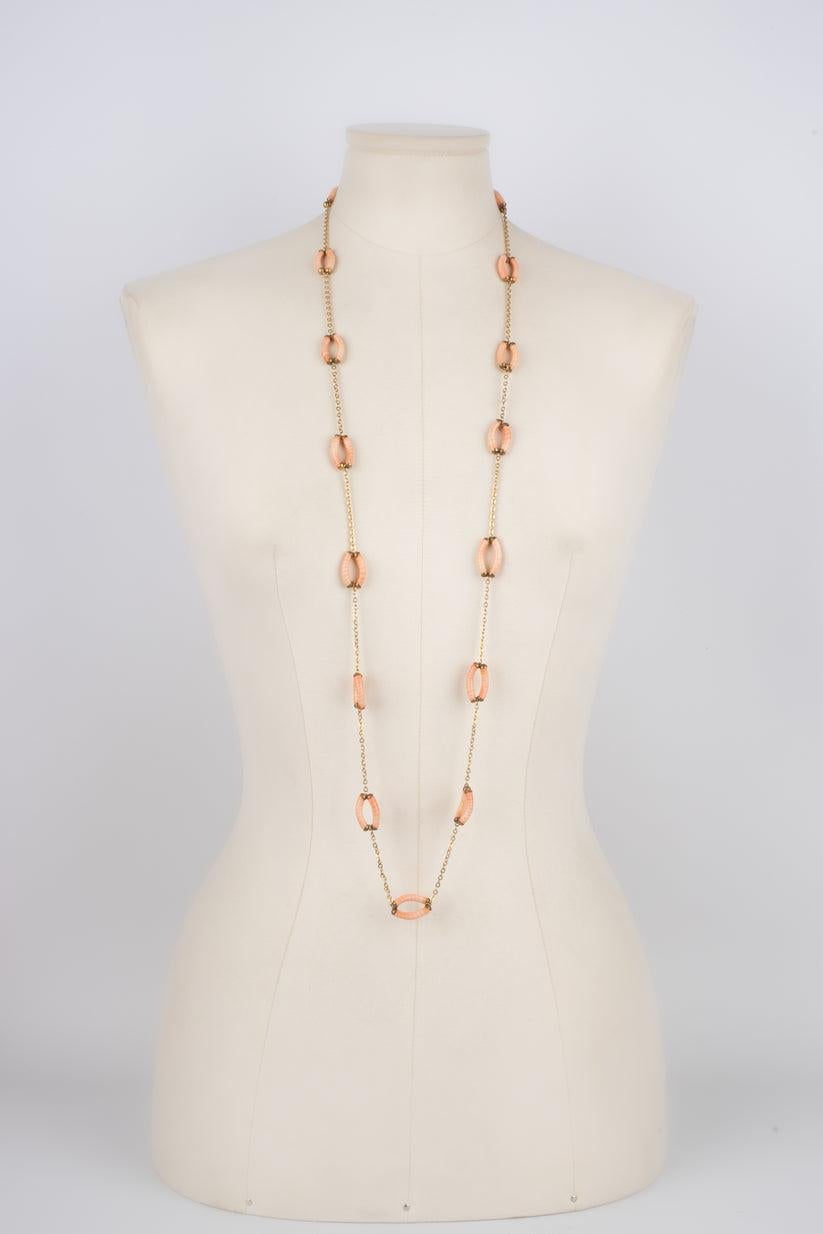 Unknown - Golden metal sautoir necklace with pale pink glass paste from the 1960s.

Additional information:
Condition: Very good condition
Dimensions: Length: 108 cm

Seller Reference: BC32