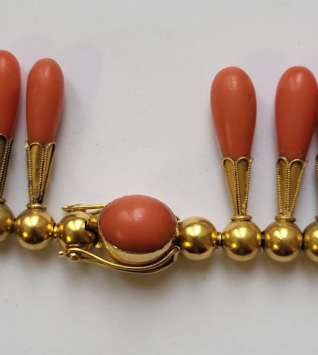 Vintage-Halskette aus Gelbgold mit natürlichen Korallentropfen von Hancocks 1920 im Angebot 1