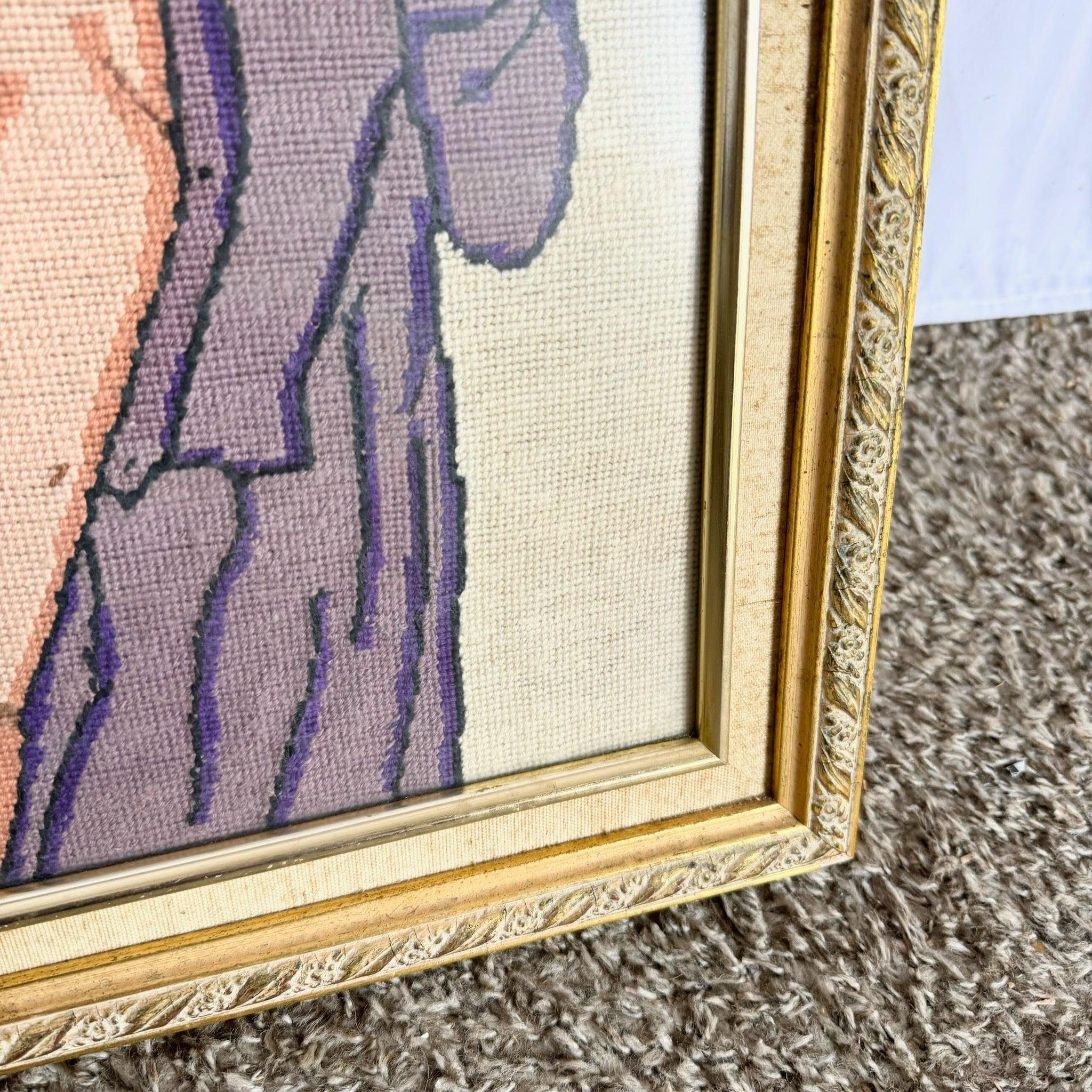 Vintage Nude Needlepoint Artwork - eine ruhige weibliche Figur in einem violetten Gewand verleiht einer Collectional-Kunstsammlung zeitlose Eleganz.
 
 Einige Verfärbungen aus dem Alter, wie auf den Fotos gezeigt. 
 
 Wir verkaufen die Gegenstände