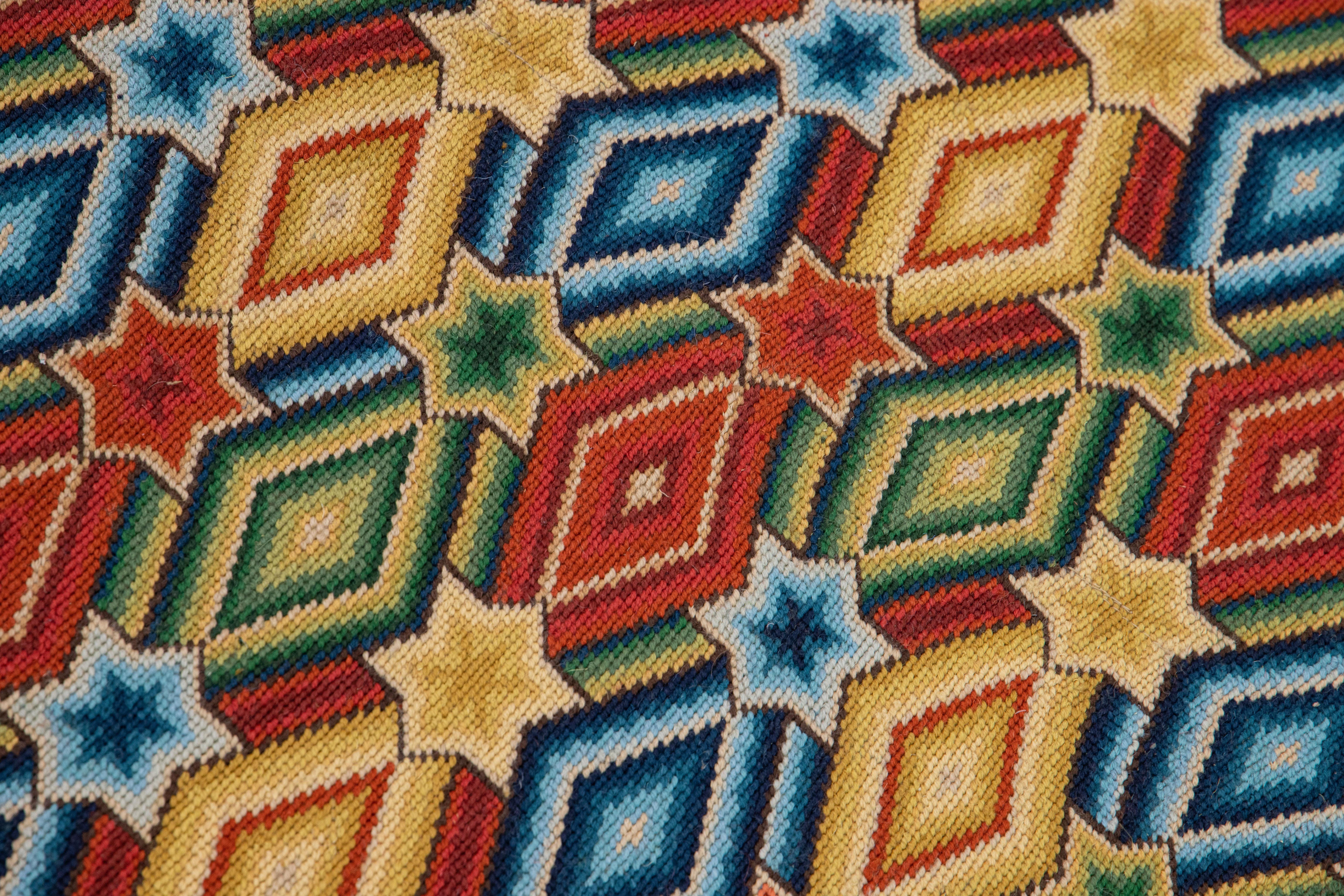 Alfombra de lana verde y roja con diseño de punto de aguja vintage en Excelente estado para la venta en Norwalk, CT