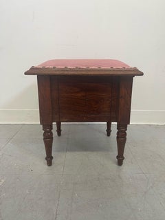 Sgabello da ricamo a punta d'ago vintage con base in legno.